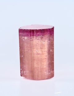 Ejemplar natural de un cristal de turmalina rubelita de colores vivos procedente de Afganistán
