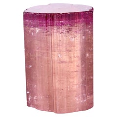 Ejemplar natural de un cristal de turmalina rubelita de colores vivos procedente de Afganistán