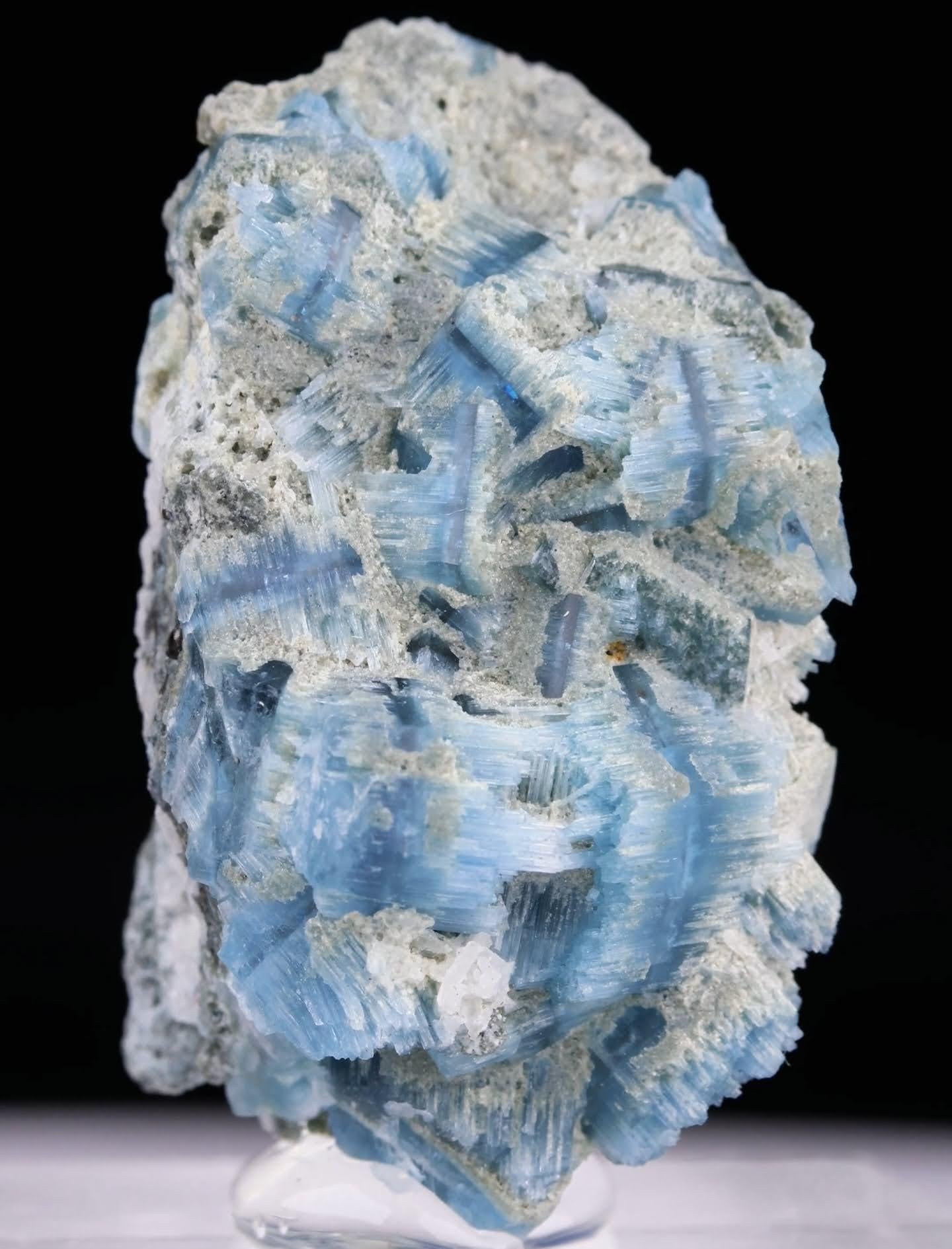 Natural Specimen Of Vorobyevite Alkali Beryl Crystals From Afghanistan In Good Condition For Sale In Peshawar, PK