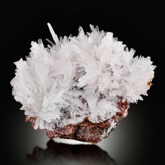 Spécimen naturel d'aragonite blanche en massif sur limonite, provenant du Pakistan