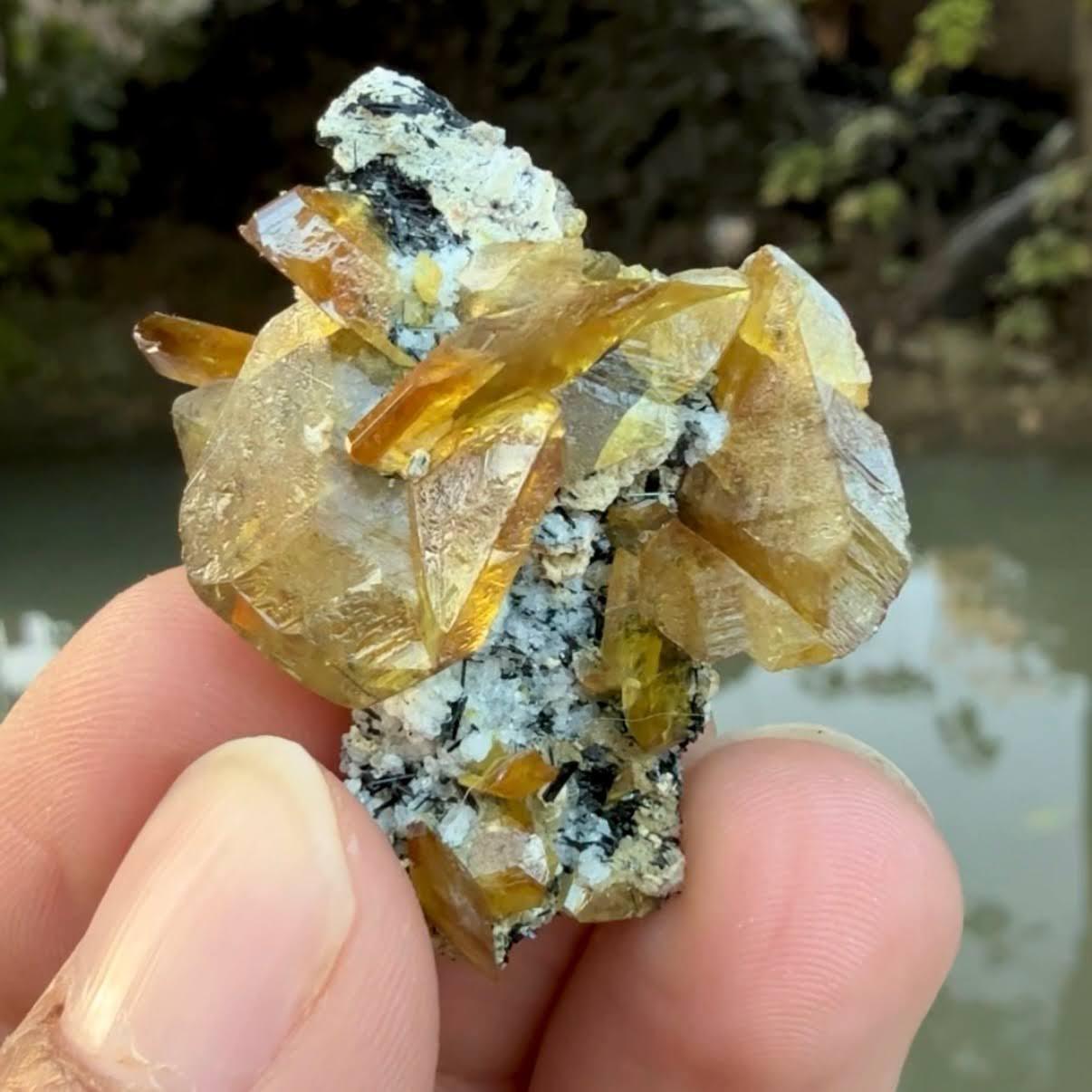 XXIe siècle et contemporain Spécimen naturel de sphène jaune avec aegirine du Pakistan en vente