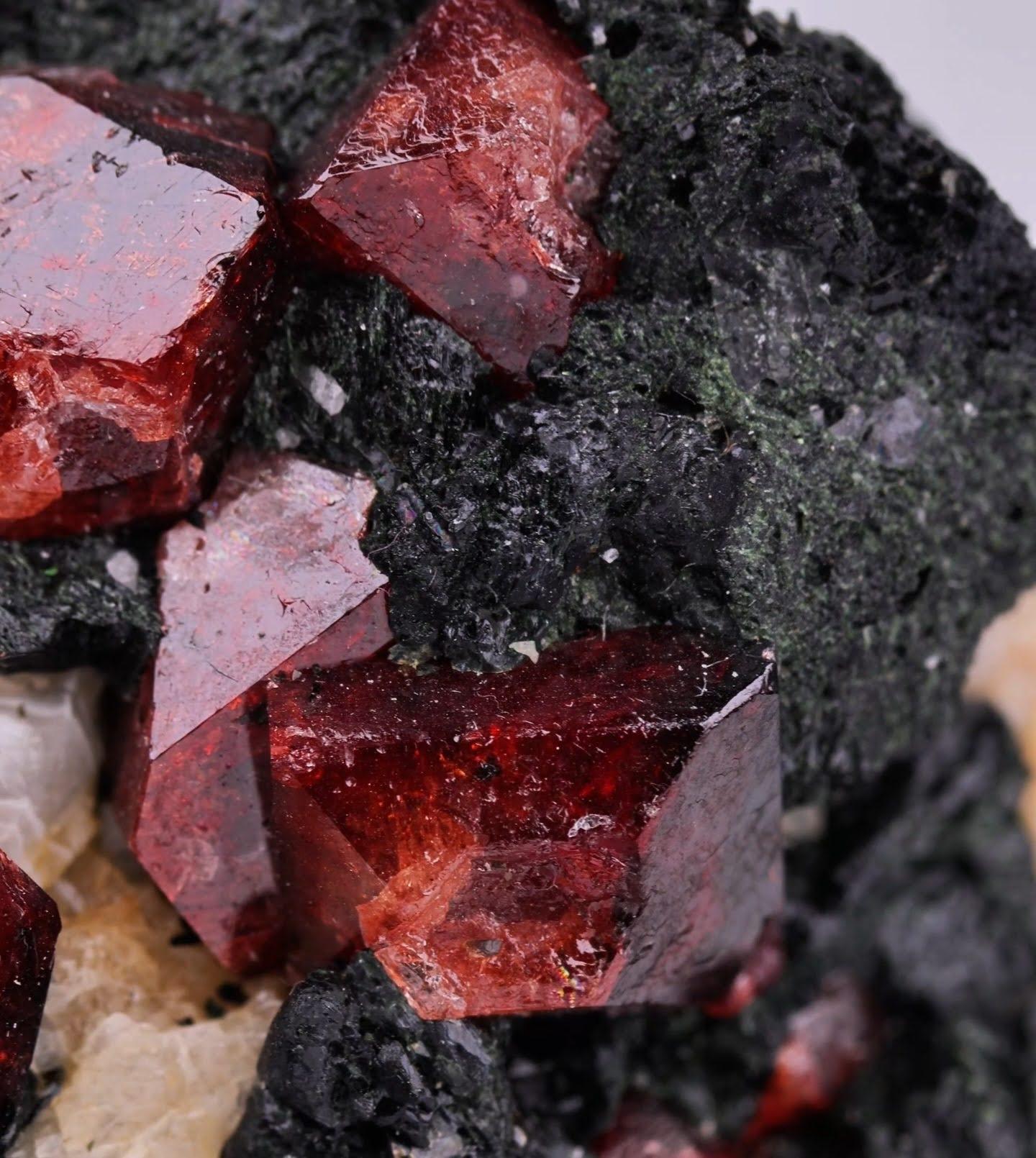 Natural Specimen Of Zircon Crystals On Matrix From Pakistan im Angebot 4