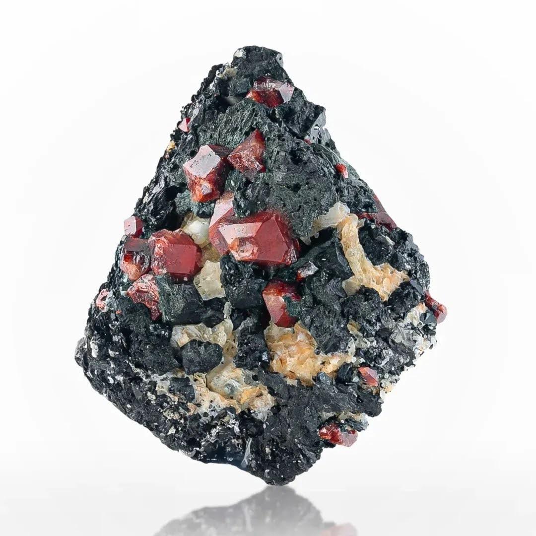 Natural Specimen Of Zircon Crystals On Matrix From Pakistan (Art déco) im Angebot