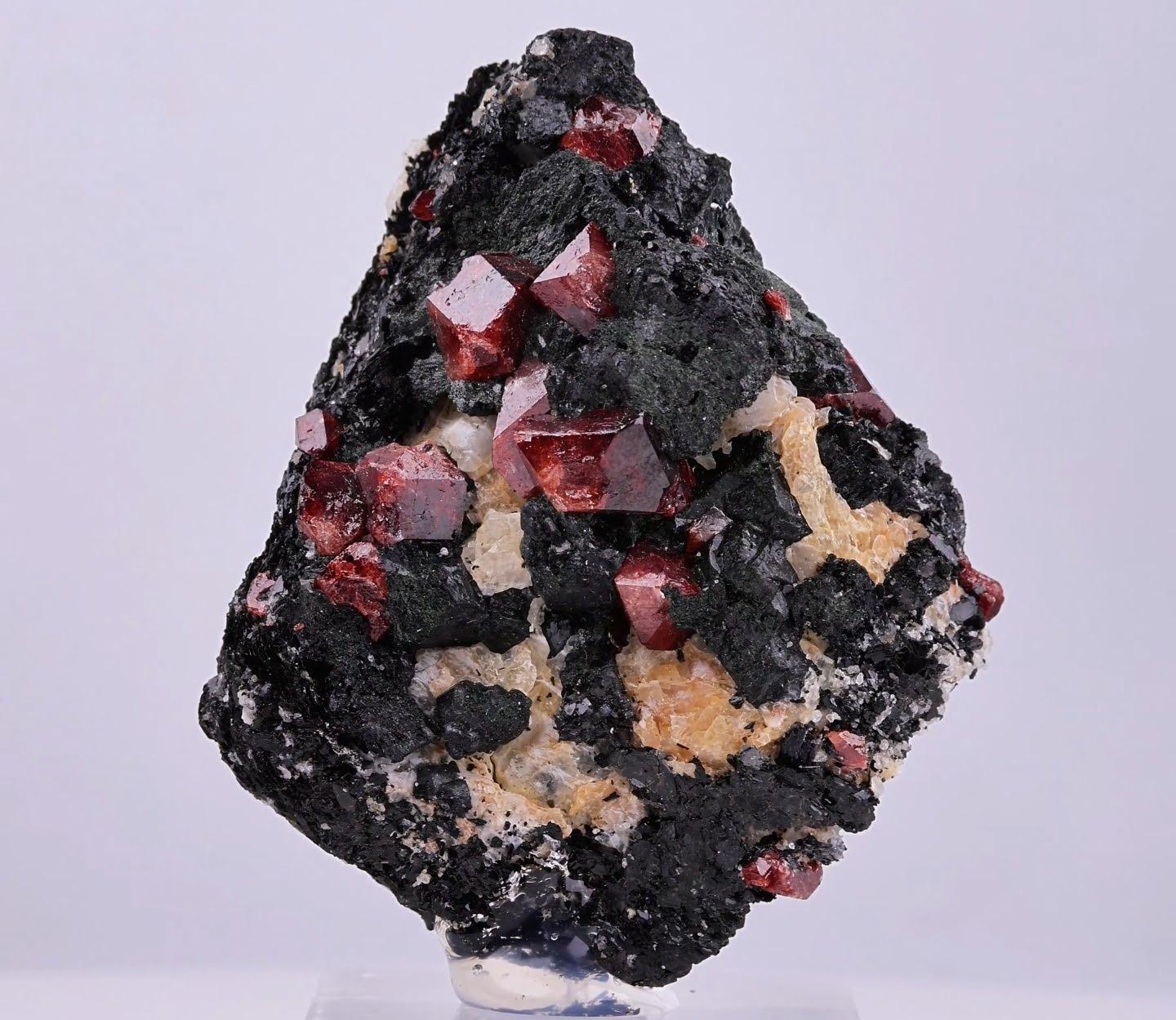 Natural Specimen Of Zircon Crystals On Matrix From Pakistan (Pakistanisch) im Angebot