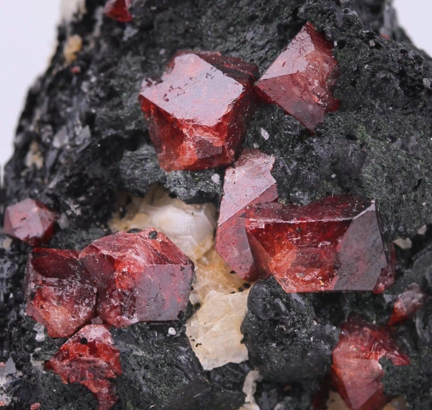 Natural Specimen Of Zircon Crystals On Matrix From Pakistan im Zustand „Gut“ im Angebot in Peshawar, PK