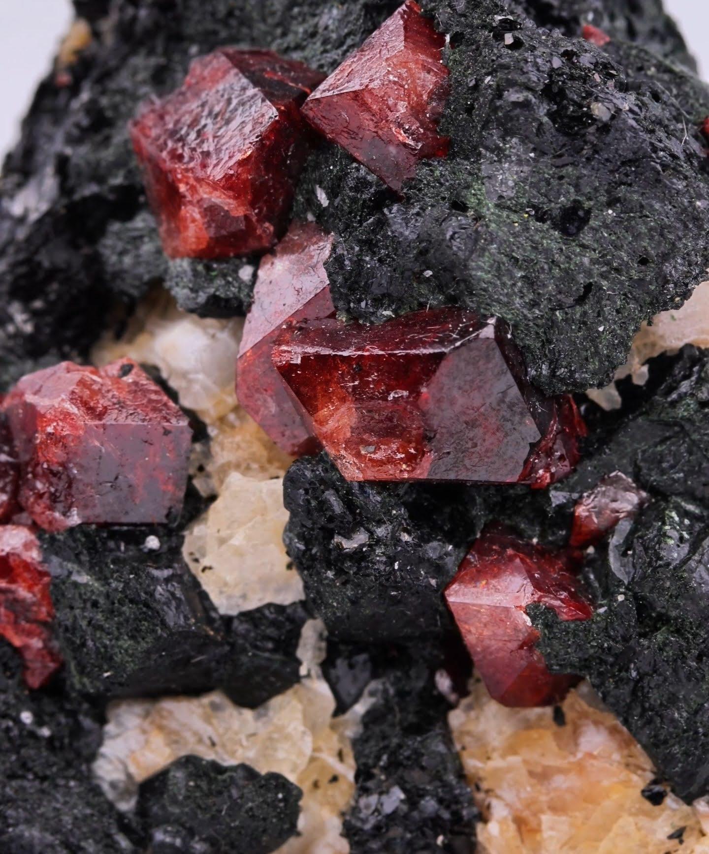 Natural Specimen Of Zircon Crystals On Matrix From Pakistan (Kristall) im Angebot