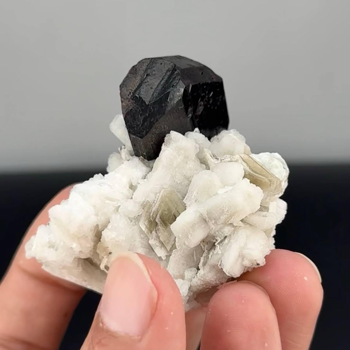 Espécimen natural de tantalita con moscovita en matriz procedente de Afganistán en Bueno estado para la venta en Peshawar, PK