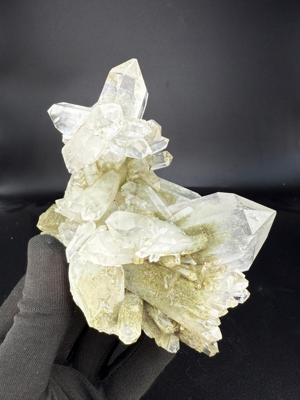 Natural Specimen Terminated Chlorite Quartz Cluster with Luster from Pakistan In Excellent Condition For Sale In Peshawar, PK