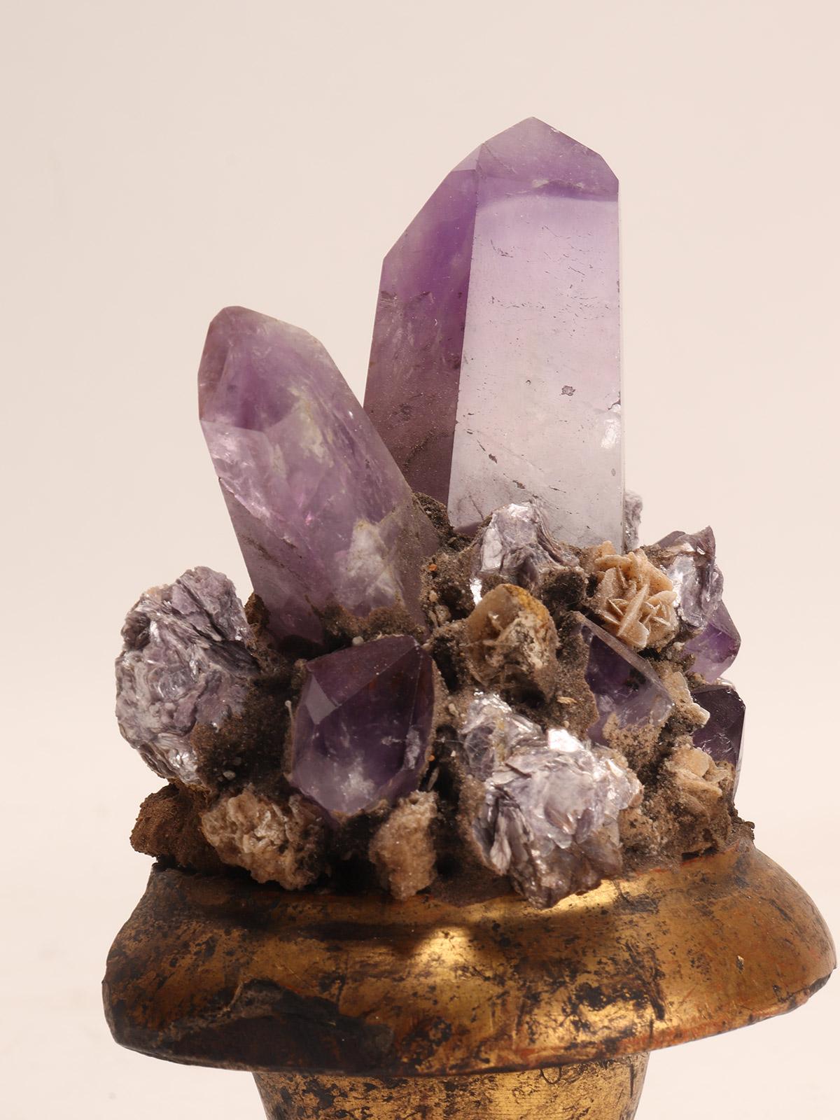 Espécimen natural: con cristales de amatista, mica y rosa del desierto, Italia 1880. Italiano en venta