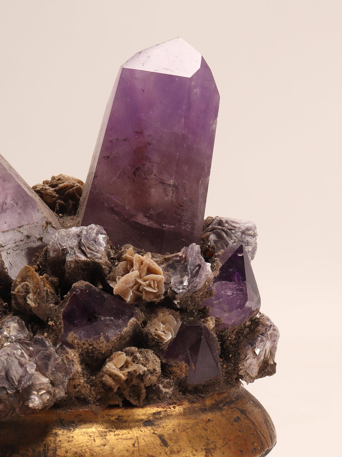 Espécimen natural: con cristales de amatista, mica y rosa del desierto, Italia 1880. en Bueno estado para la venta en Milan, IT