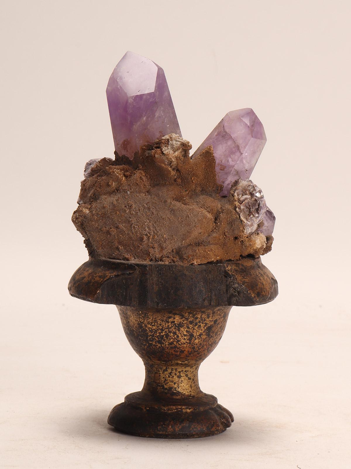 Espécimen natural: con cristales de amatista, mica y rosa del desierto, Italia 1880. Amatista en venta