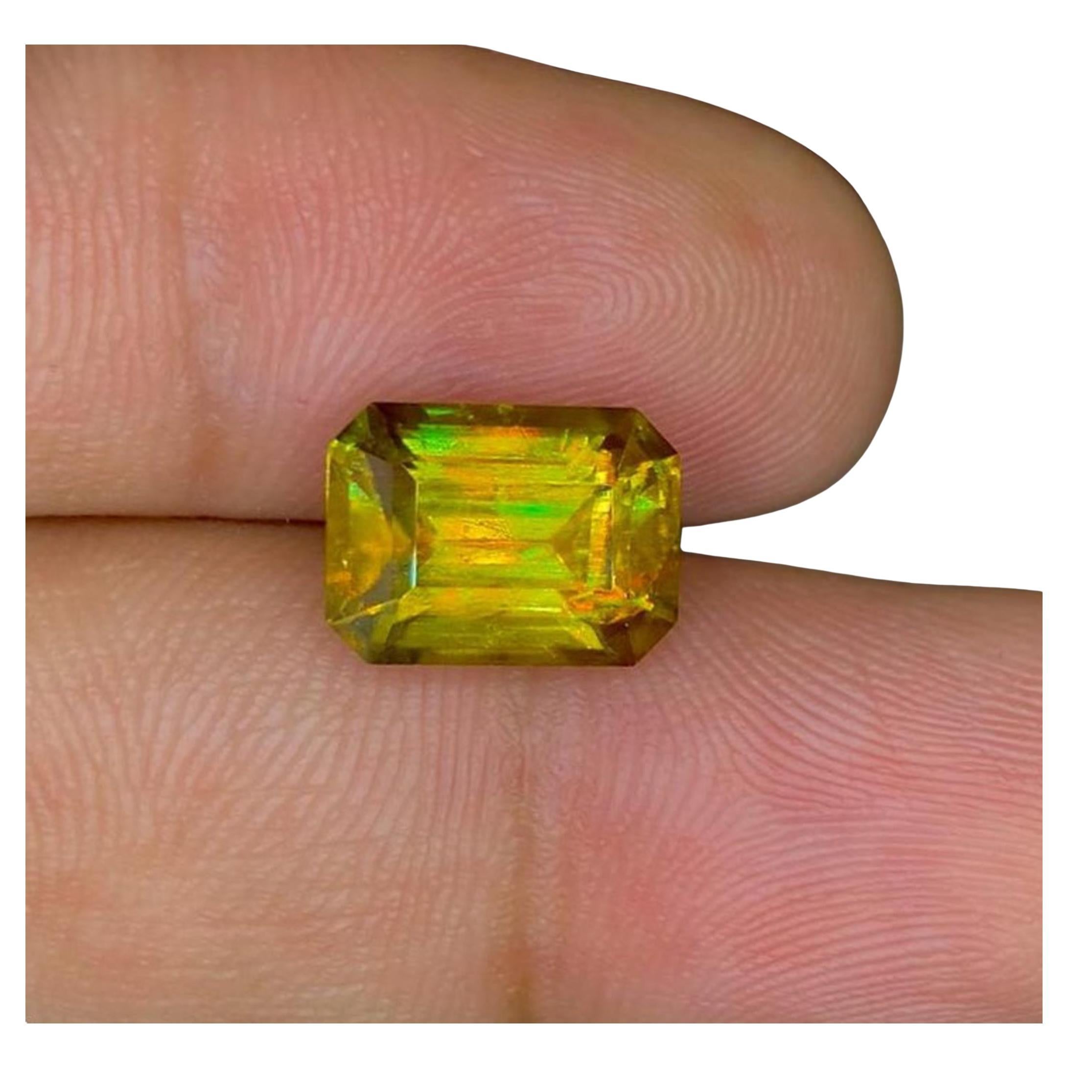 Gema natural de titanita esfena: 6,20 quilates talla esmeralda, piedra de nacimiento de junio