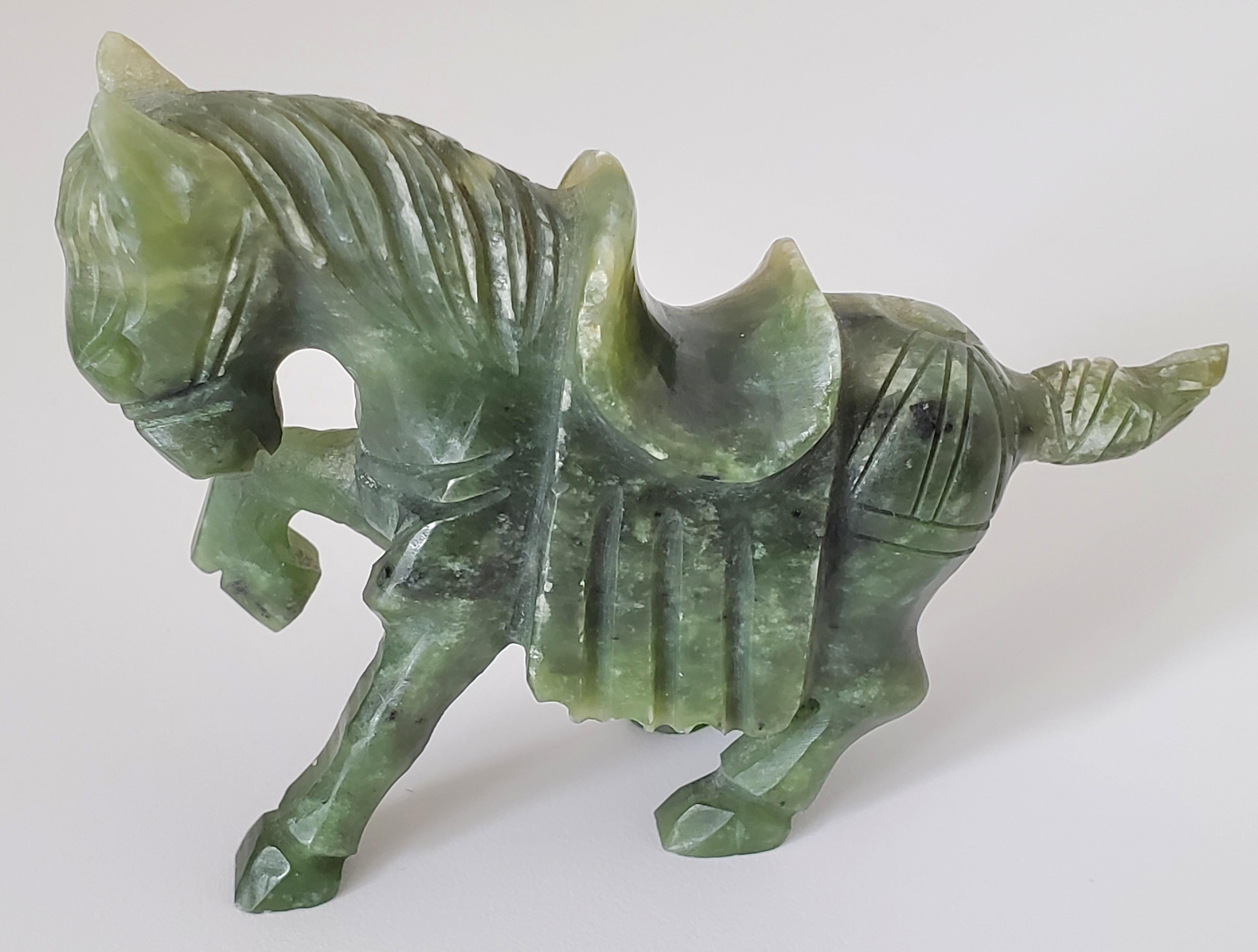 Tierfiguren aus natürlicher Spinat-Jade aus der Qing-Dynastie (Chinesisch) im Angebot