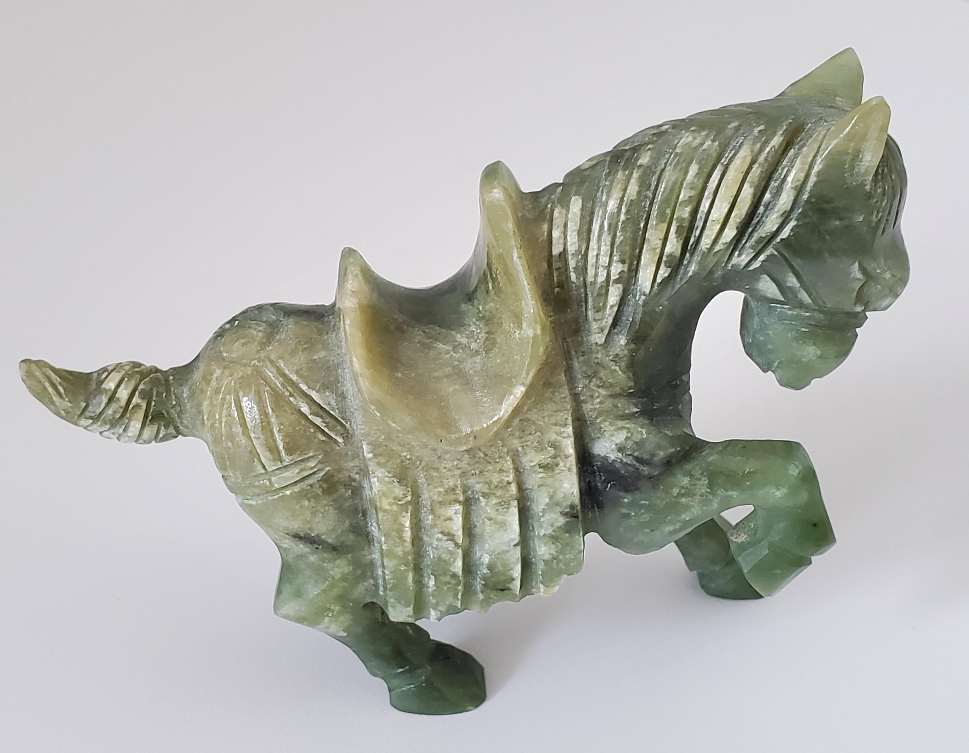 Tierfiguren aus natürlicher Spinat-Jade aus der Qing-Dynastie (Geschnitzt) im Angebot