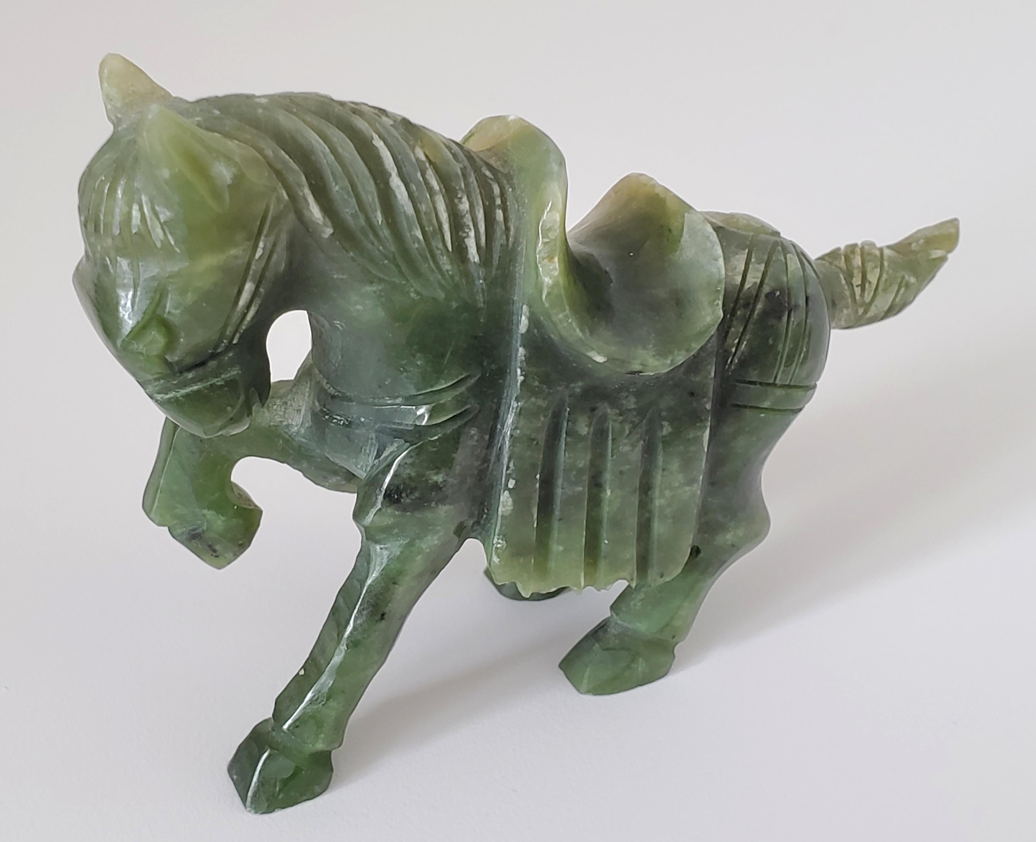 Tierfiguren aus natürlicher Spinat-Jade aus der Qing-Dynastie im Zustand „Gut“ im Angebot in Nova Scotia, NS