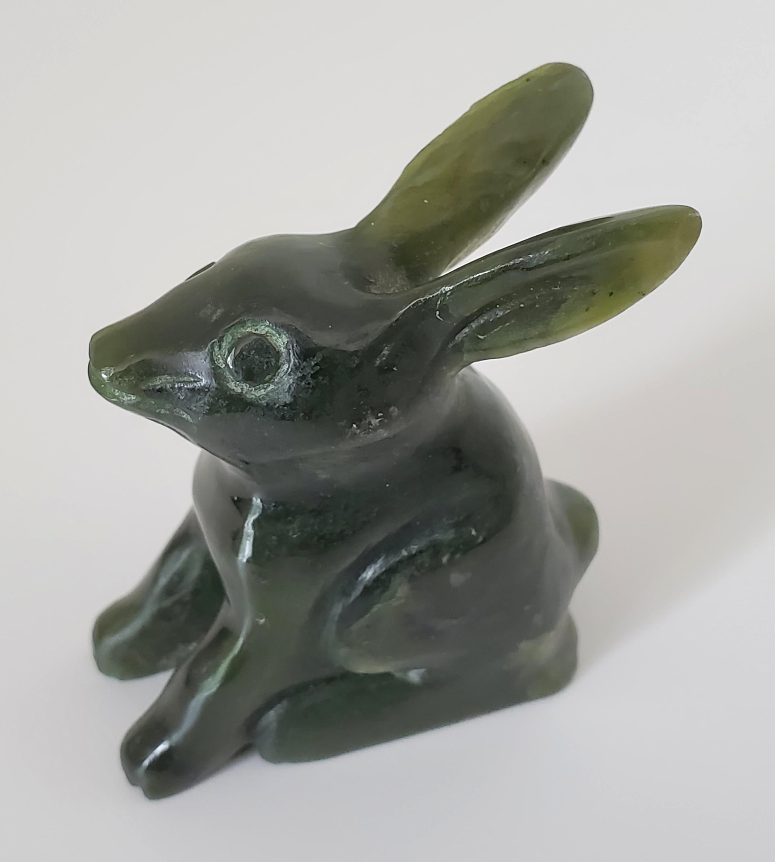 Diese hübschen Tierfiguren aus Spinat-Jade bestehen aus einem Kaninchen und drei Enten, von denen das Kaninchen mit 5 cm x 4,2 cm x 2 cm die größte ist. Diese Tierfiguren wurden aus einer Sammlung erworben, zu der auch asiatische Antiquitäten in