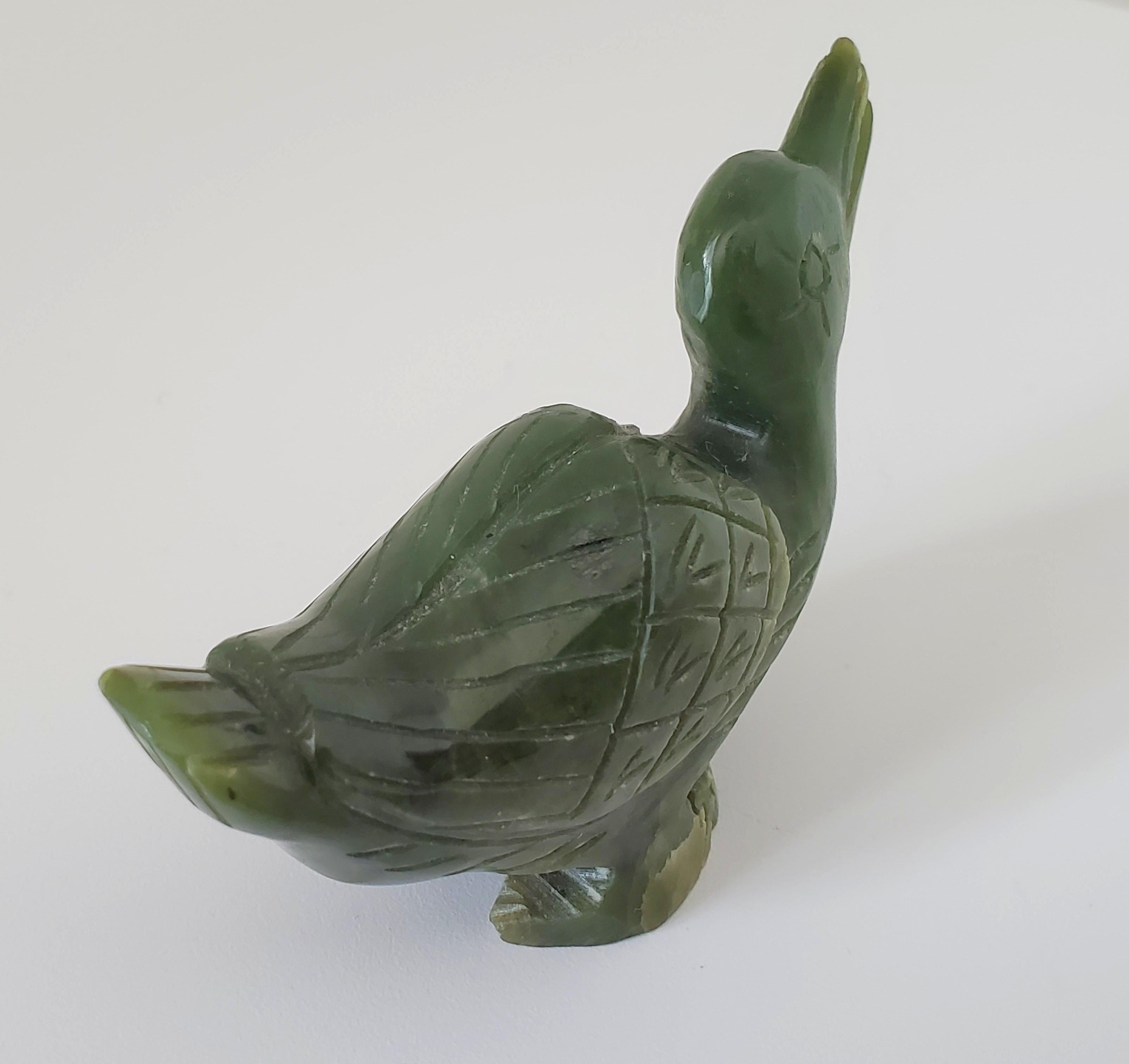 Natürliche Spinat-Jade-Enten- und Kaninchenfiguren aus der Qing-Dynastie (Stein) im Angebot