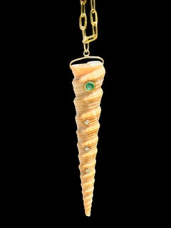 Natürlicher Spiralmuschel-Anhänger mit Smaragd, Diamanten und 14k Gold