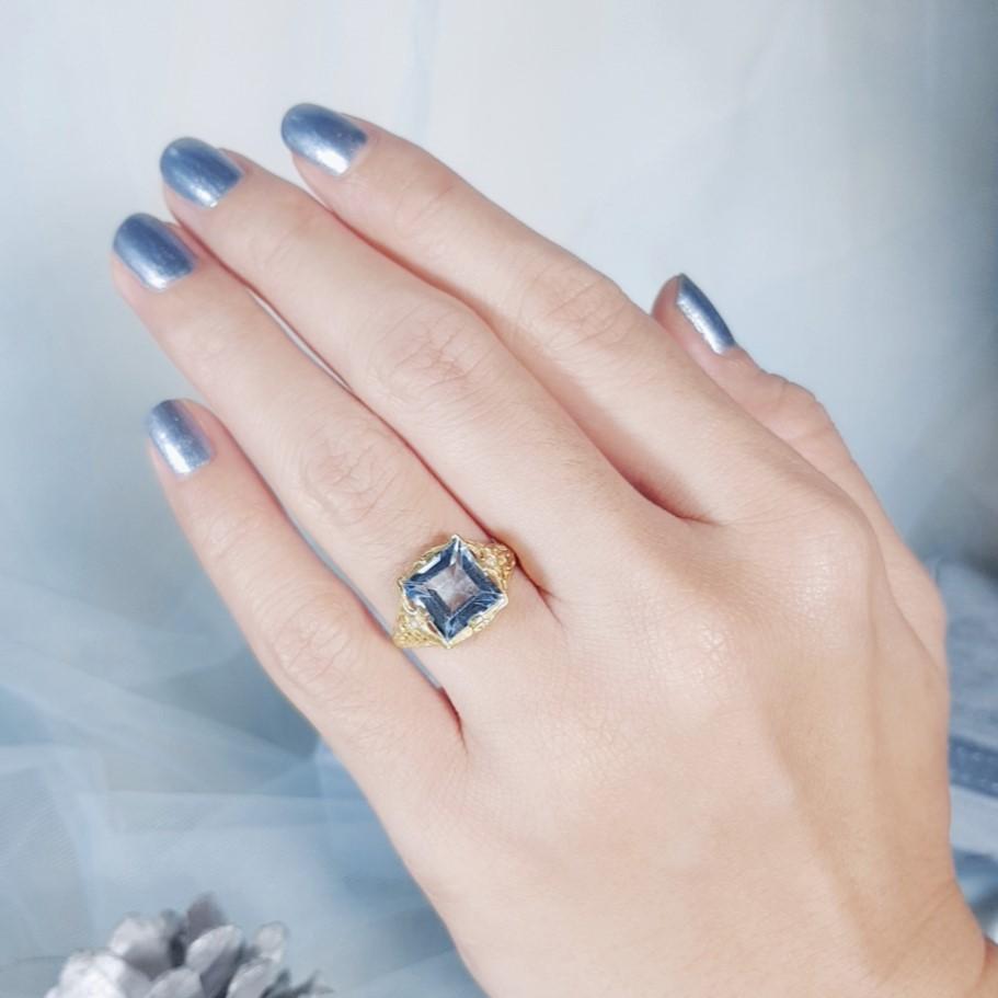 En vente :  Bague en or massif 9K avec topaze bleue carrée naturelle et opale de style vintage en filigrane 8