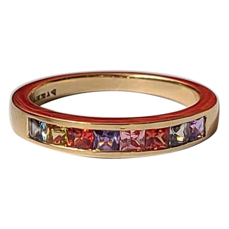 Natürlicher natürlicher quadratischer Schliff Multi Sapphires Band / Ehering in 18K Weißgold im Angebot