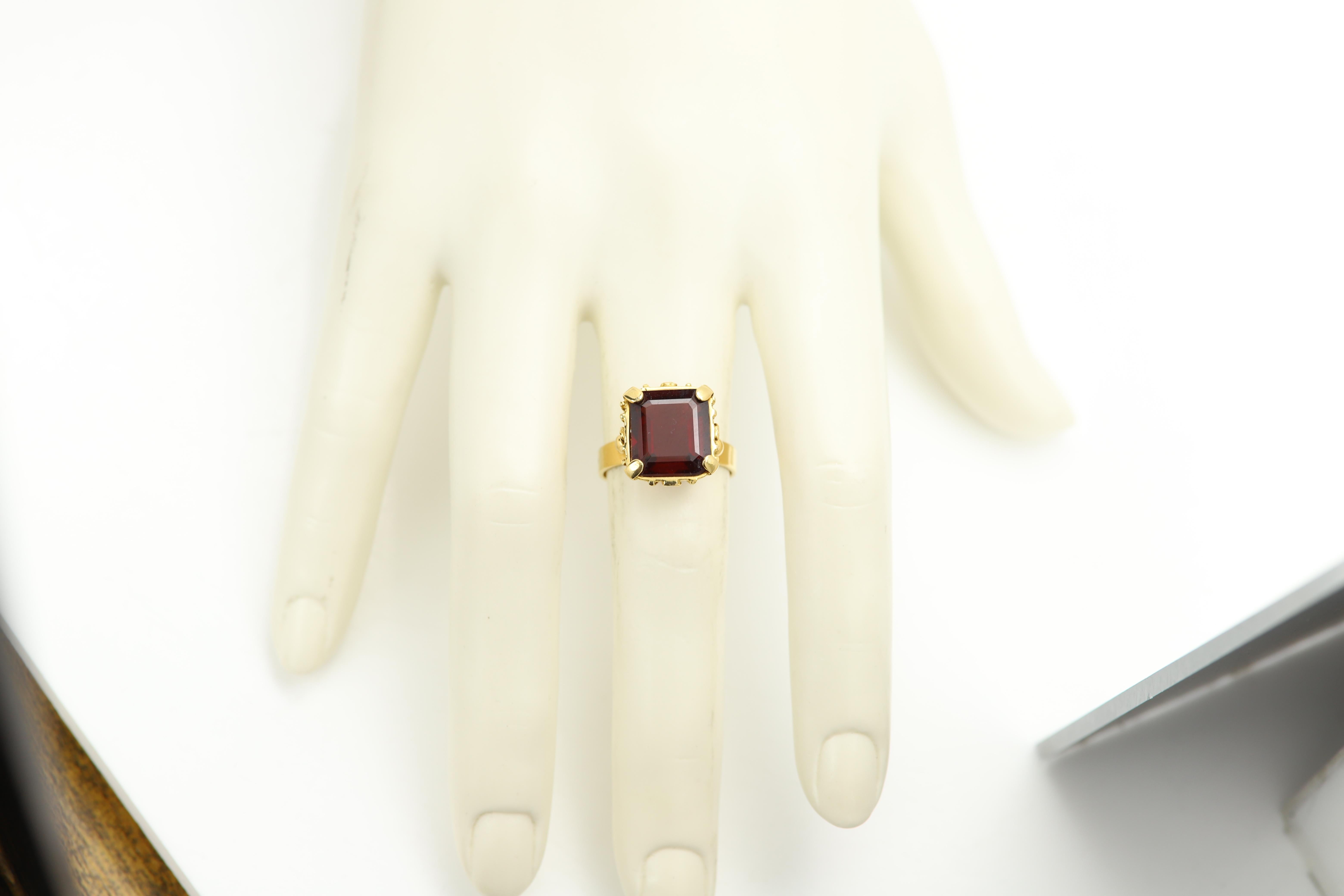 Natürlicher quadratischer Granatring 14 Karat Gelbgold Vintage Granat im Angebot 5