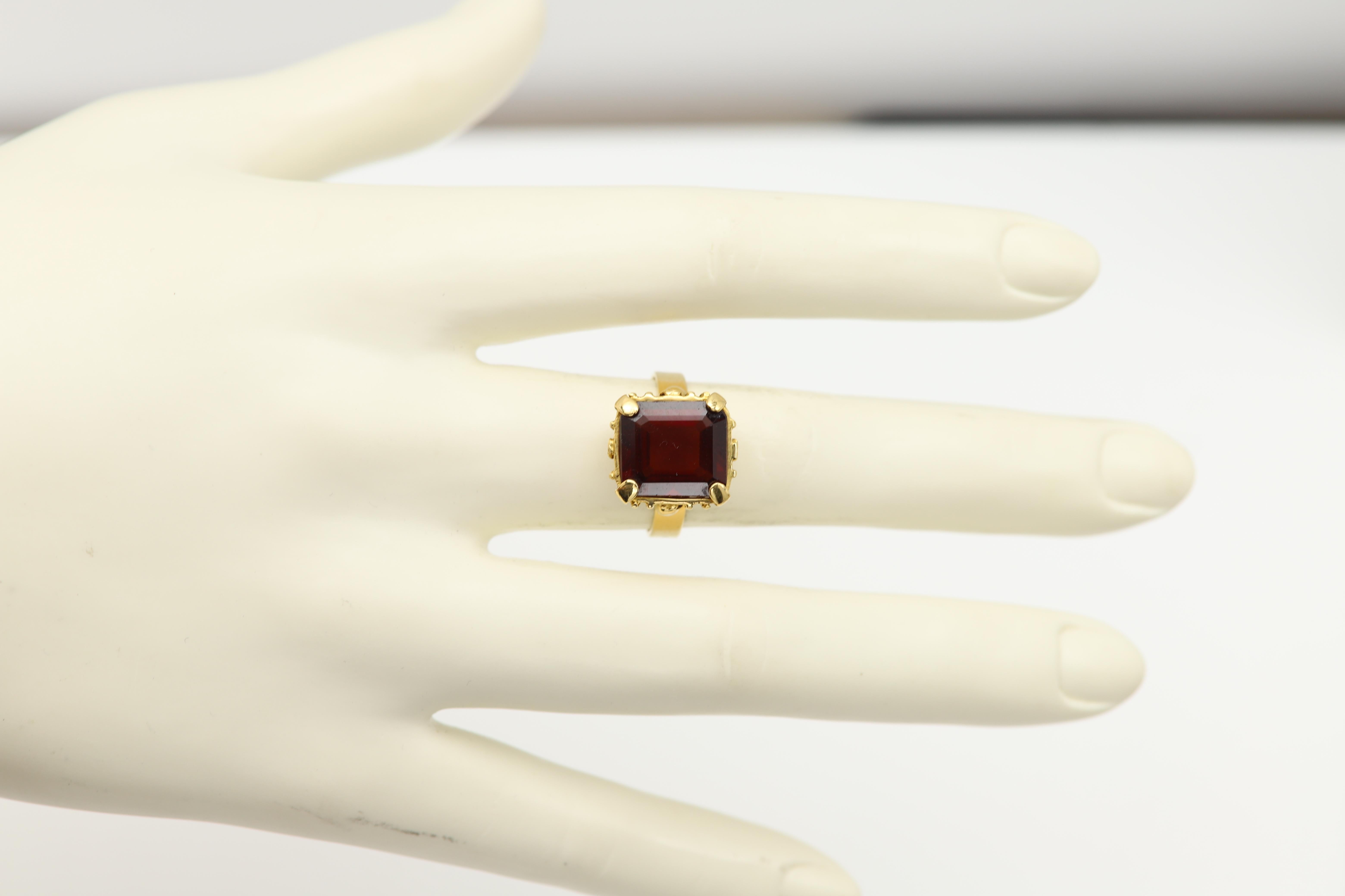 Natürlicher quadratischer Granatring 14 Karat Gelbgold Vintage Granat im Angebot 6
