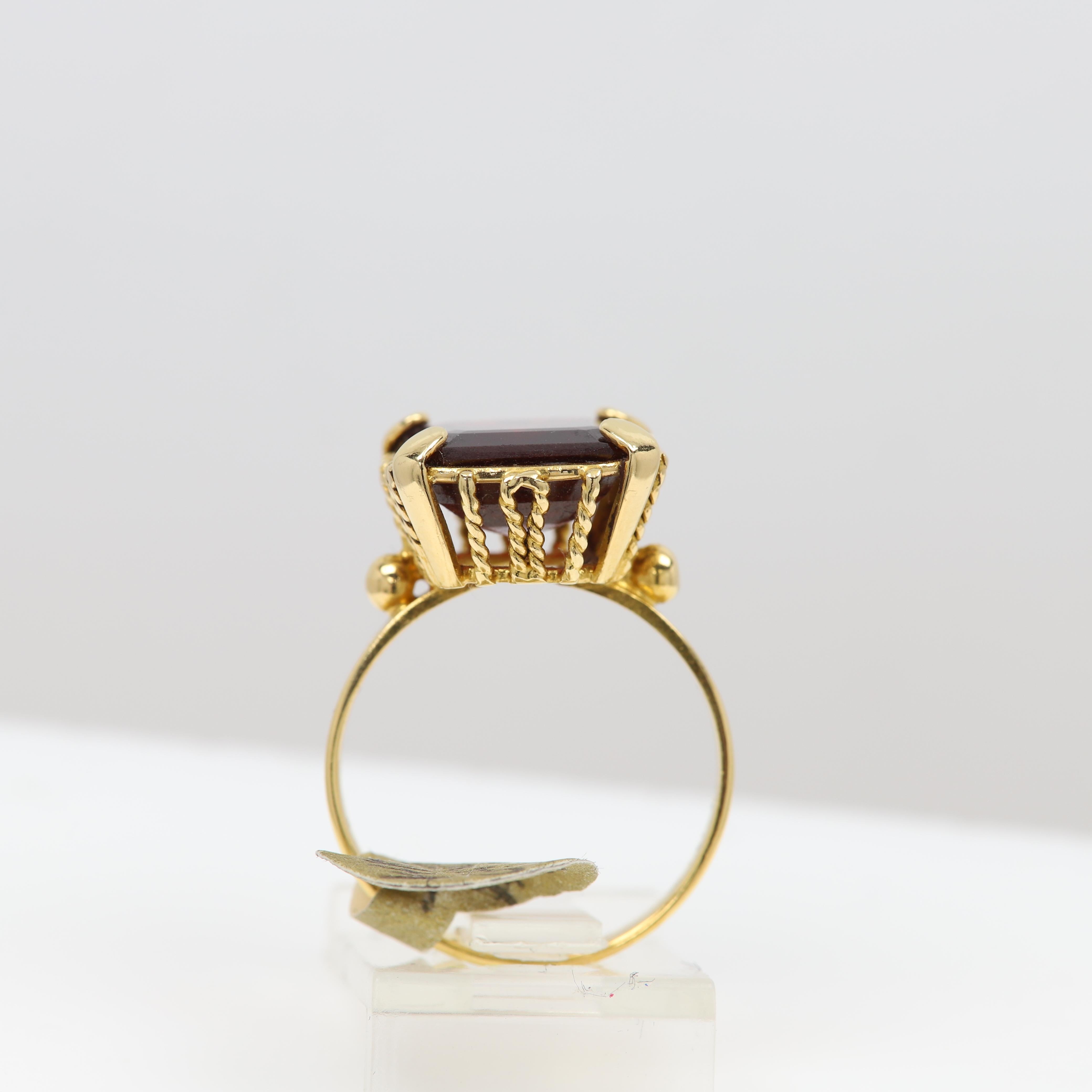 Natural Square Garnet Ring 14 Karat Yellow Gold Vintage Garnet  In Excellent Condition For Sale In Brooklyn, NY