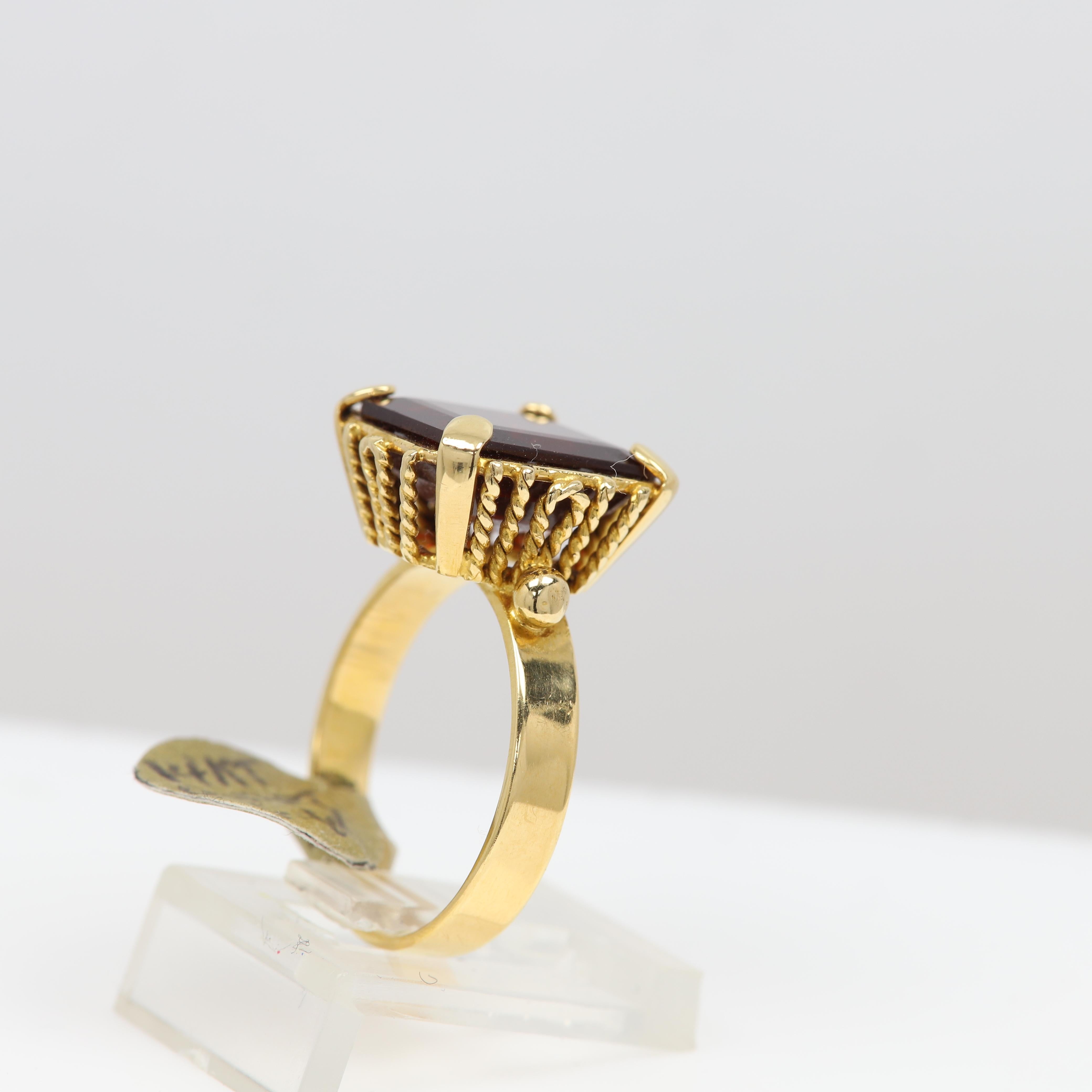 Women's Natural Square Garnet Ring 14 Karat Yellow Gold Vintage Garnet  For Sale