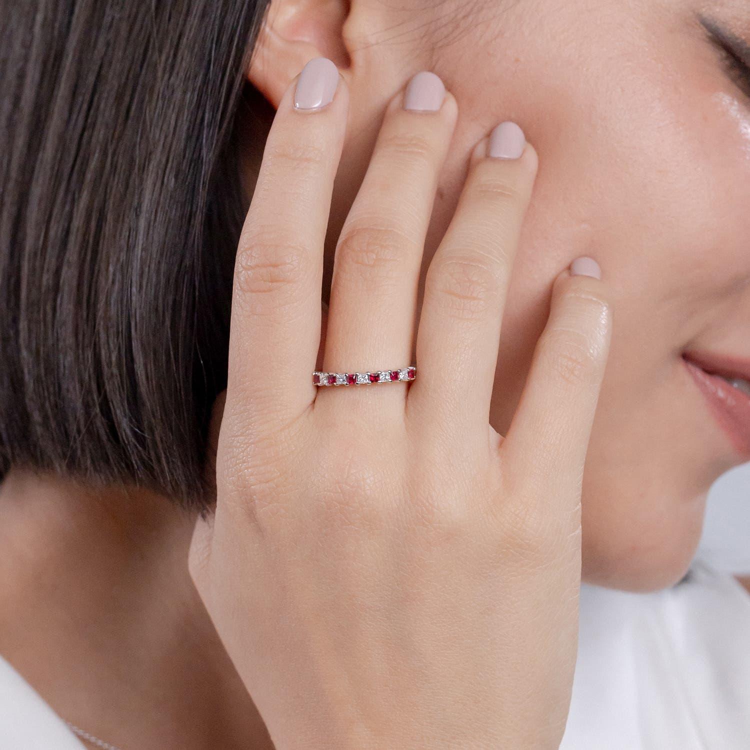 Natürlicher quadratischer Rubin und Prinzessinnen-Diamant Halbe Ewigkeit Ring in 14K massivem Gold (Moderne) im Angebot