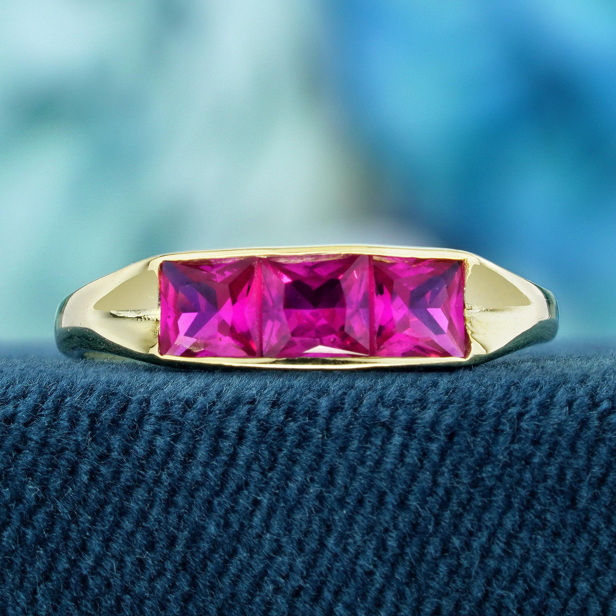 El anillo tiene un estilo vintage. El cálido engaste de oro amarillo complementa maravillosamente el corazón del anillo, que son tres rubíes rojos naturales de forma cuadrada anidados firmemente en un engaste de bisel. Este anillo no es sólo una