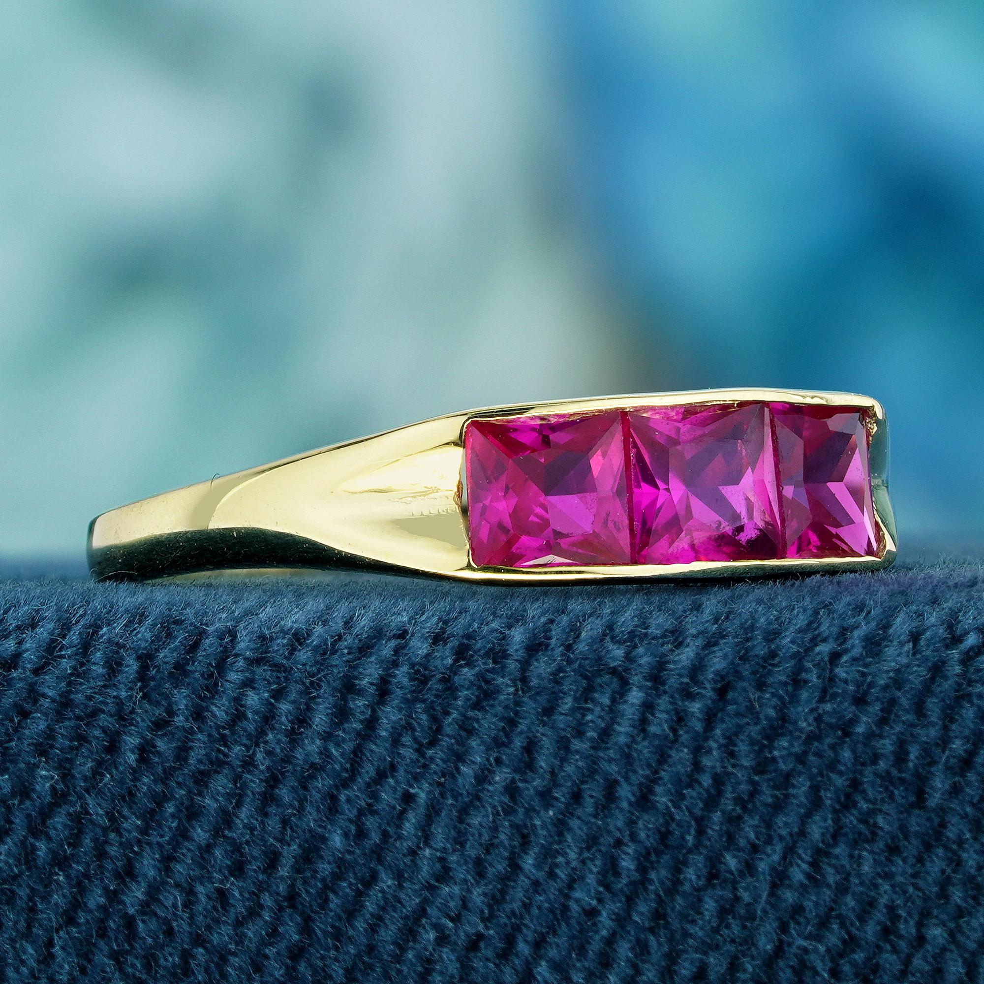 Anillo de tres piedras estilo vintage de rubí cuadrado natural en oro amarillo macizo de 9 quilates Eduardiano en venta