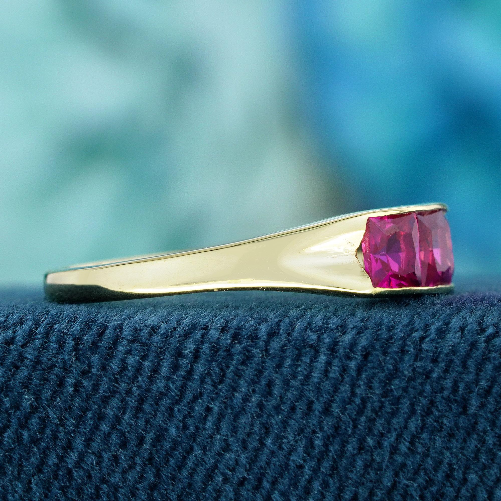 Anillo de tres piedras estilo vintage de rubí cuadrado natural en oro amarillo macizo de 9 quilates Corte cuadrado en venta