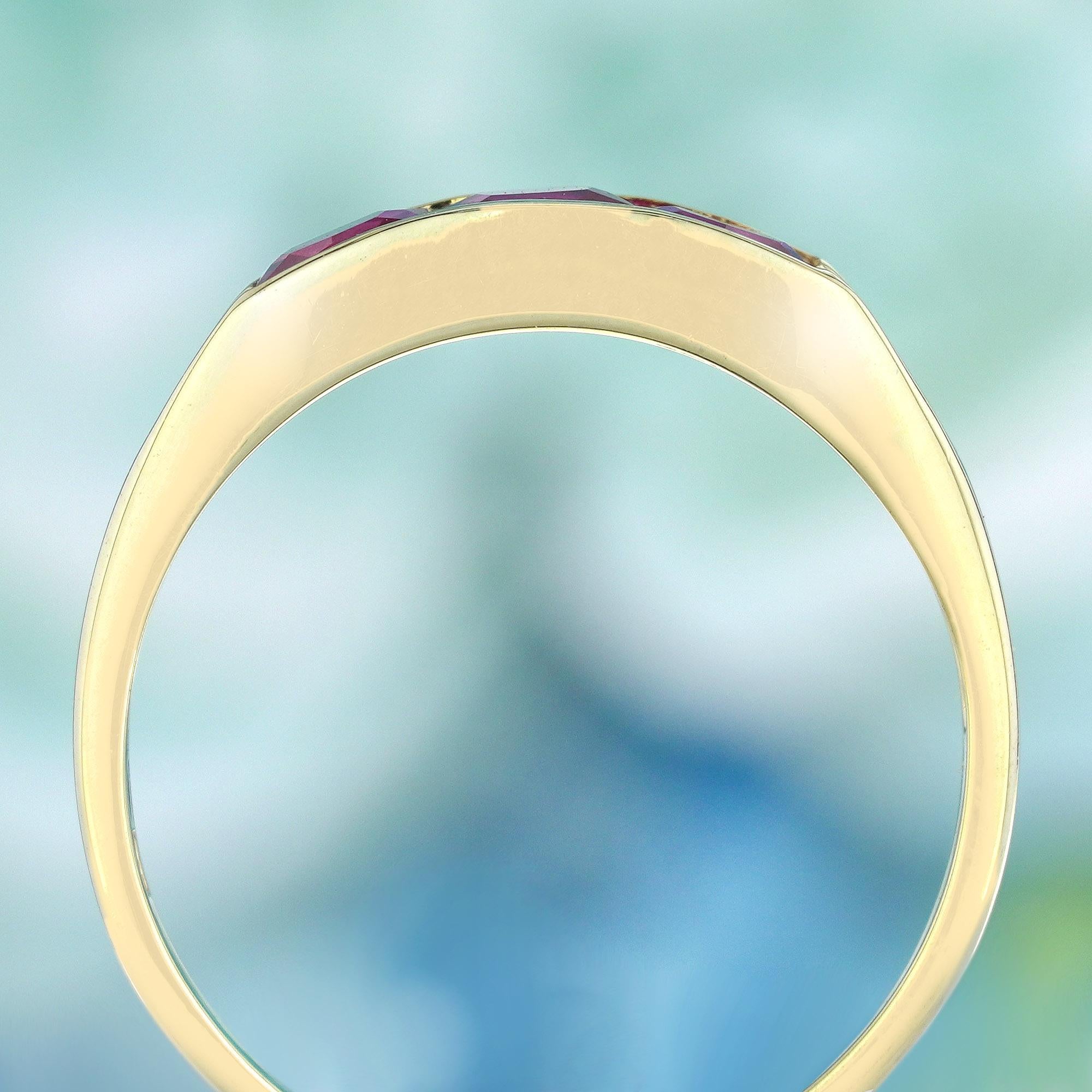 Anillo de tres piedras estilo vintage de rubí cuadrado natural en oro amarillo macizo de 9 quilates en Nuevo estado para la venta en Bangkok, TH