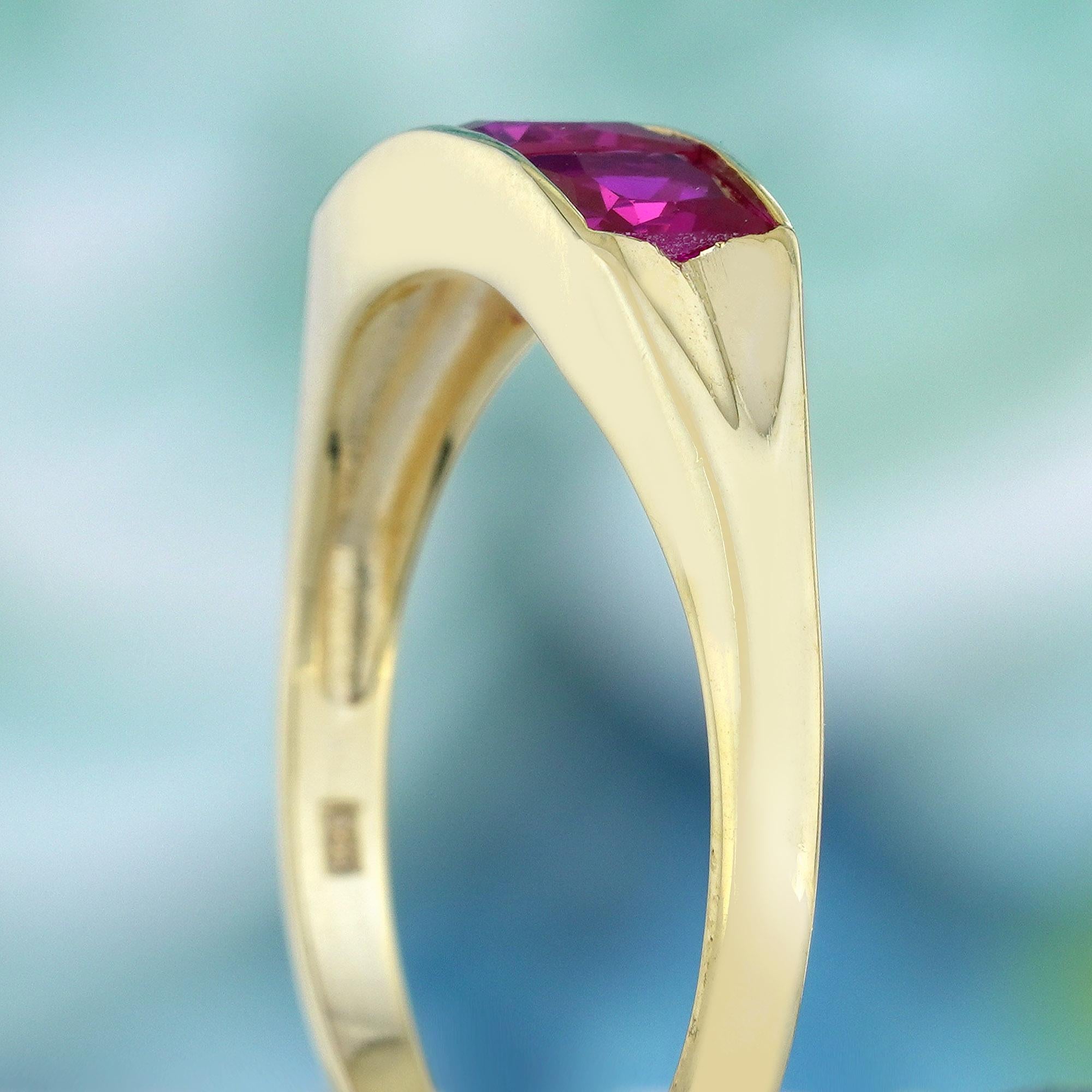 De las mujeres Anillo de tres piedras estilo vintage de rubí cuadrado natural en oro amarillo macizo de 9 quilates en venta