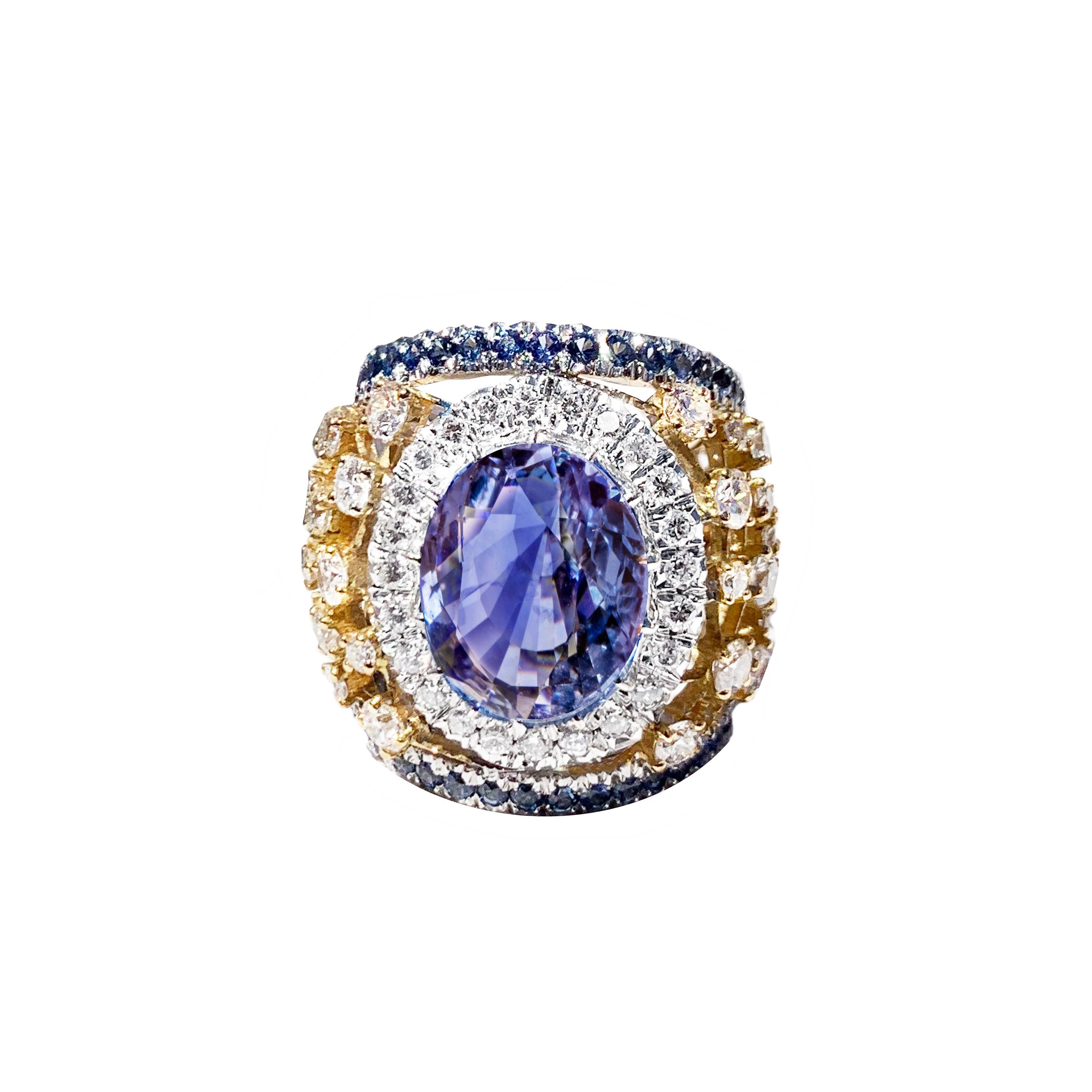 This incredible statement ring is made for a powerful woman. A ring that doesn't go unnoticed : a 9.88 cart natural sapphire set in a white and yellow gold , handmade in Italy by Serra.
Finger size : 6