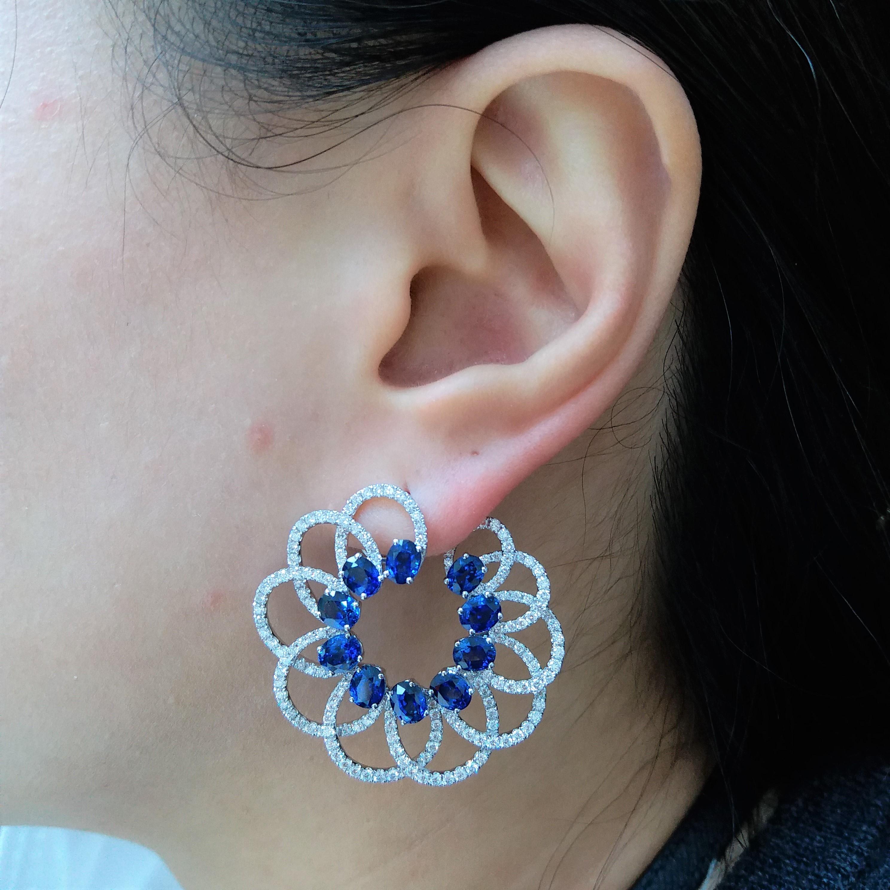 Boucles d'oreilles en or 18 carats avec saphir bleu du Sri Lanka et diamant blanc en vente 1