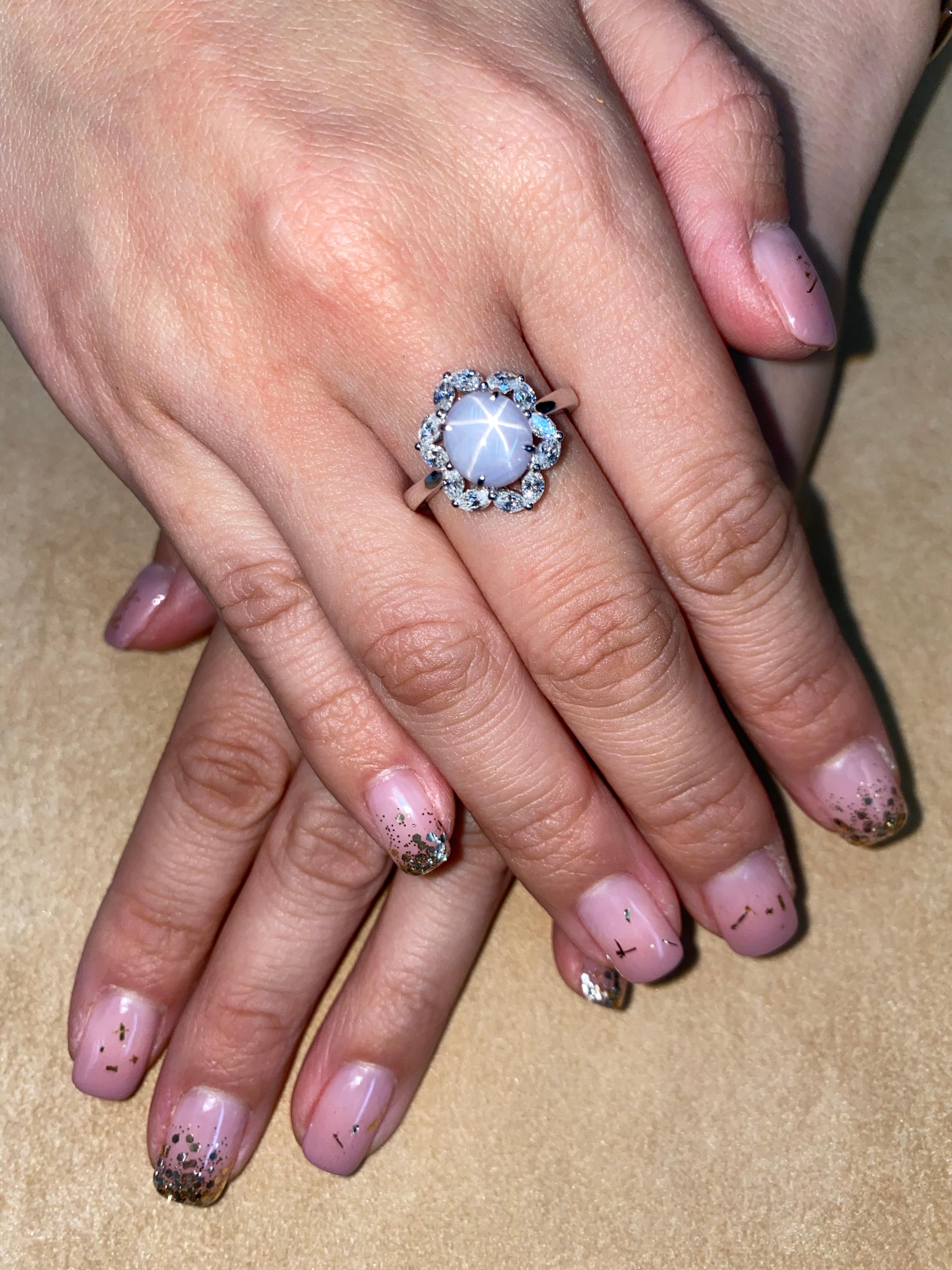 Bitte sehen Sie sich das HD-Video an! Hier ist ein hervorragender Ring mit natürlichem Sternsaphir und Diamant. Der Ring ist mit 18 Karat Weißgold und Diamanten besetzt. Dieser exquisite Ring besteht aus 13 natürlichen Marquis-Diamanten und einem