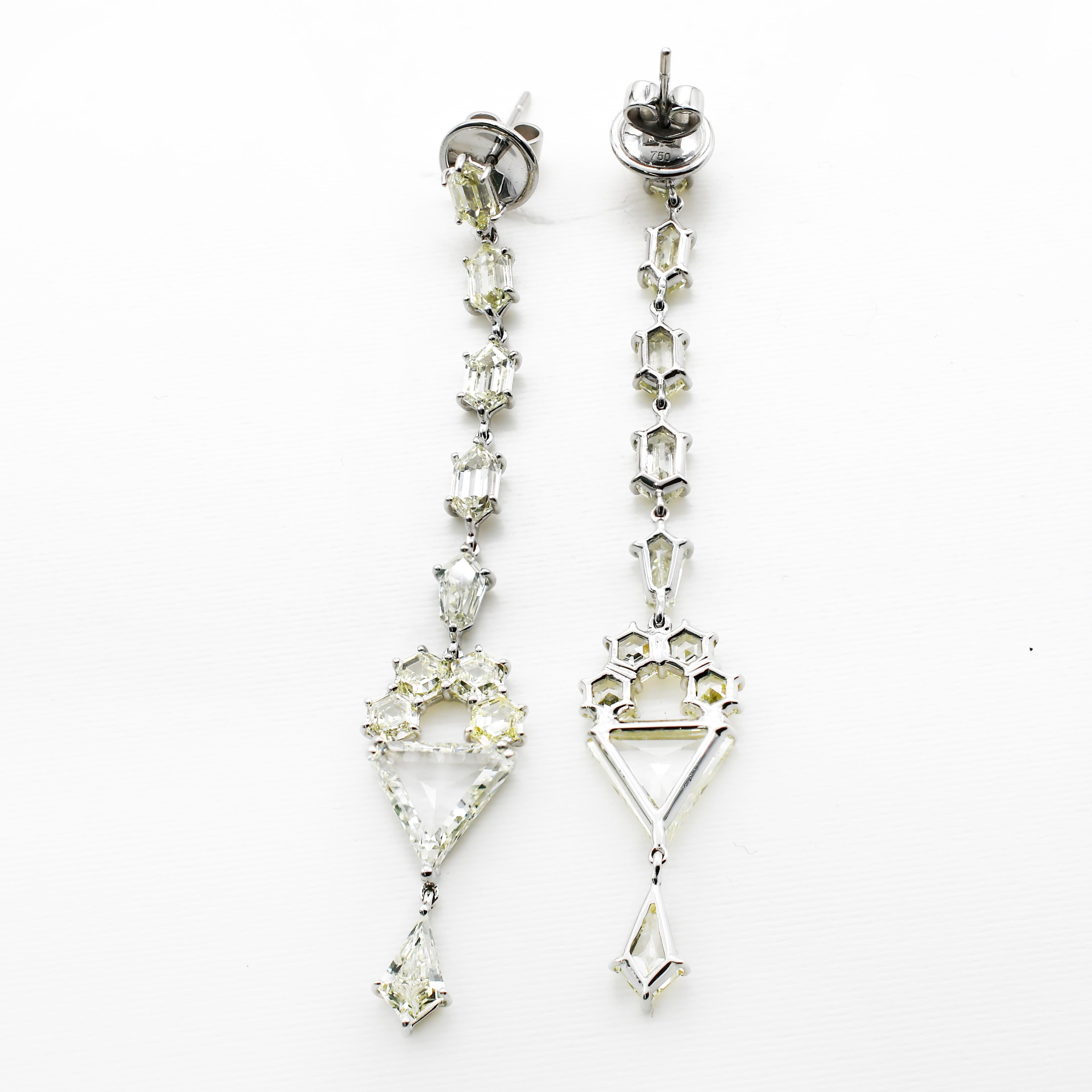 Natural Stepcut Diamond Chandelier Long Earring in 18 Karat Gold In New Condition For Sale In Hong Kong, HK