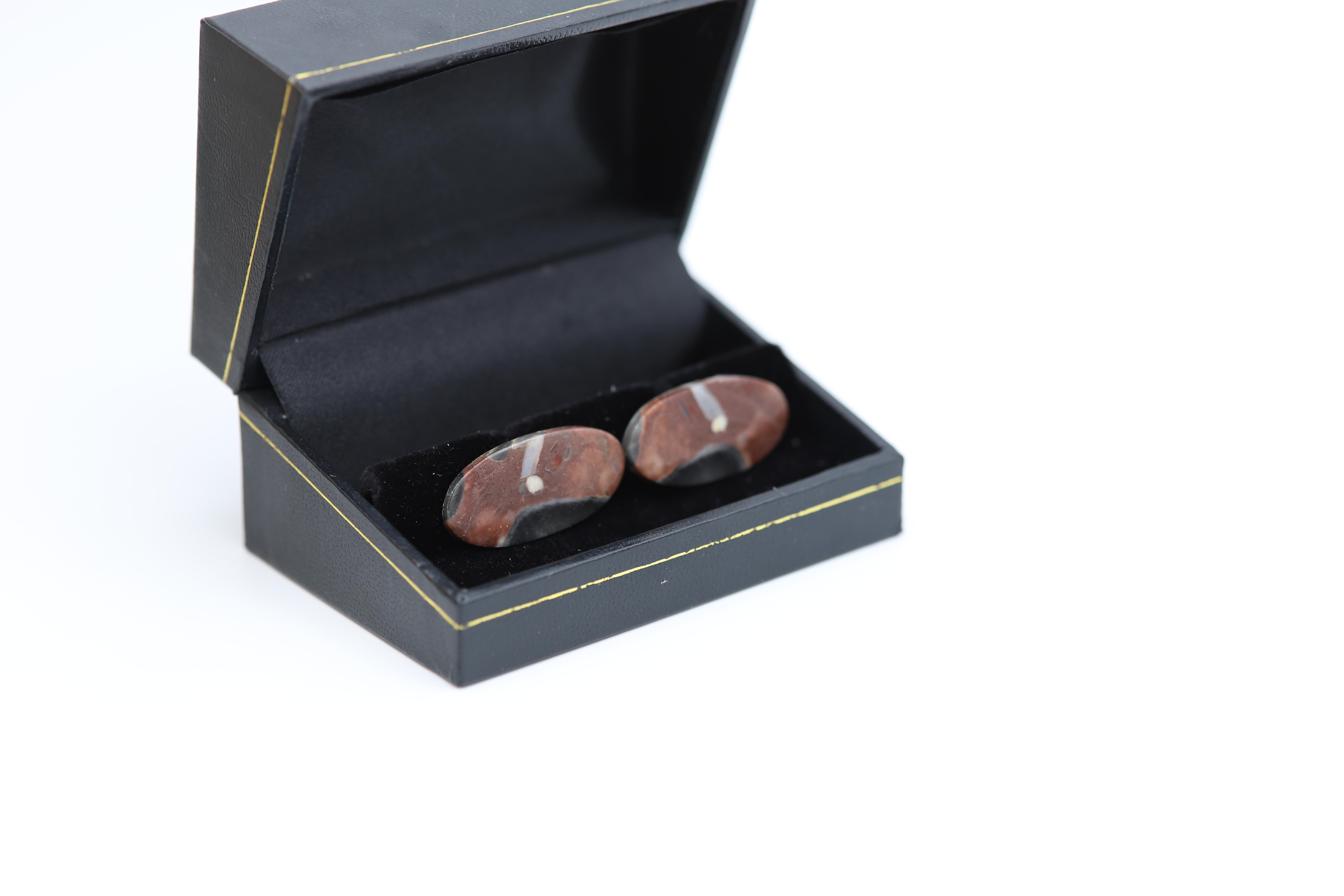 New unique men's cufflink - natural stone.
Stone name: Mookaite Jasper
Approx. size 28 X 13 MM
Beautiful natural texture.
Imperfection may exist due to natural formations.
Back part metal is a general alloy metal - none precious
Gift Box