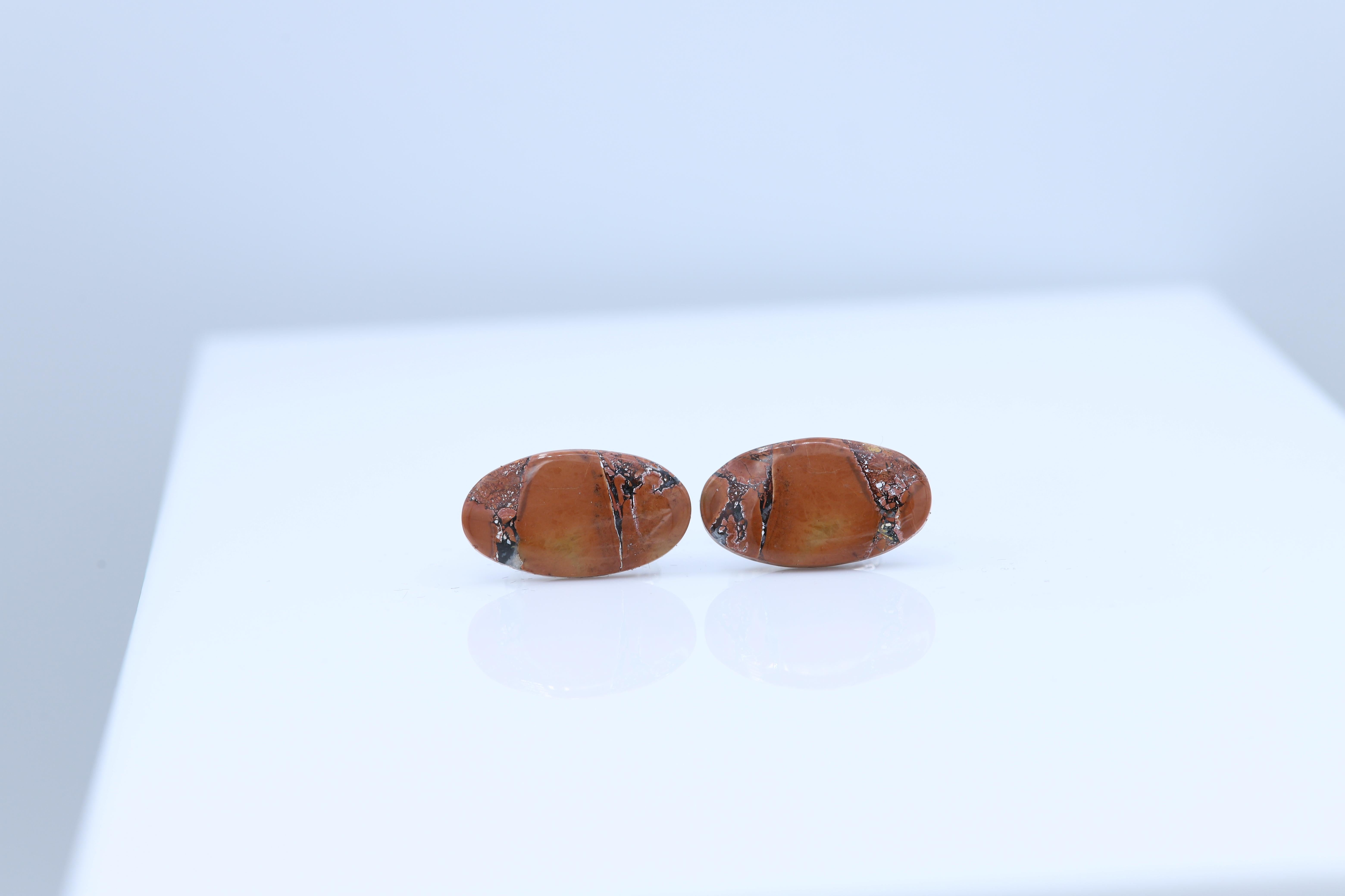 New unique men's cufflink - natural stone.
Stone name: Maligano jasper
Approx. size 26 X 14 MM
Beautiful natural texture.
Imperfection may exist due to natural formations.
Back part metal is a general alloy metal - none precious
Gift Box