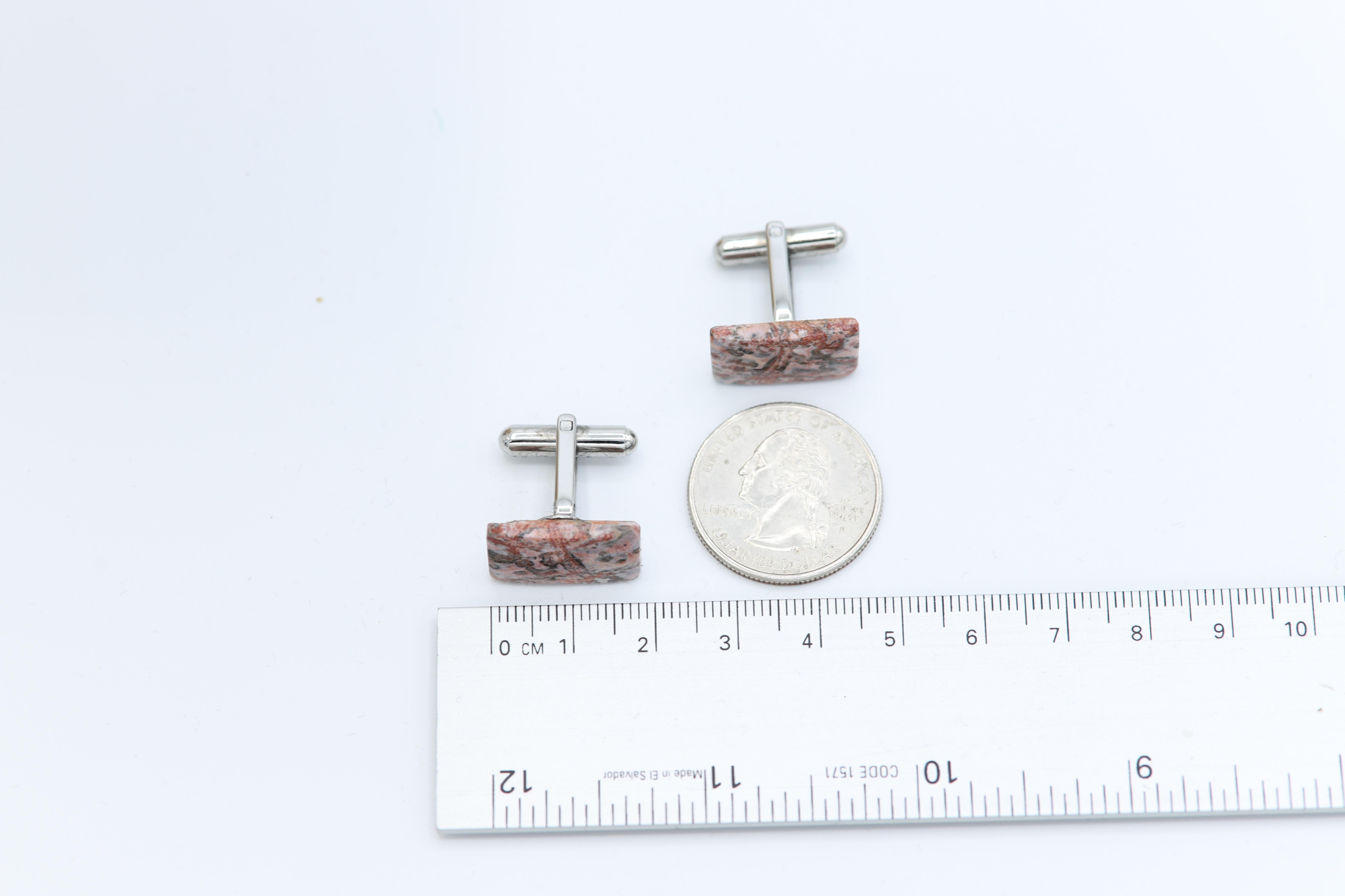Nuovo gemello da uomo unico nel suo genere - pietra naturale.
Nome della pietra: Diaspro leopardato
Dimensioni circa 19 X 11 MM
Bellissima texture naturale.
Le imperfezioni possono essere dovute a formazioni naturali.
Il metallo della parte