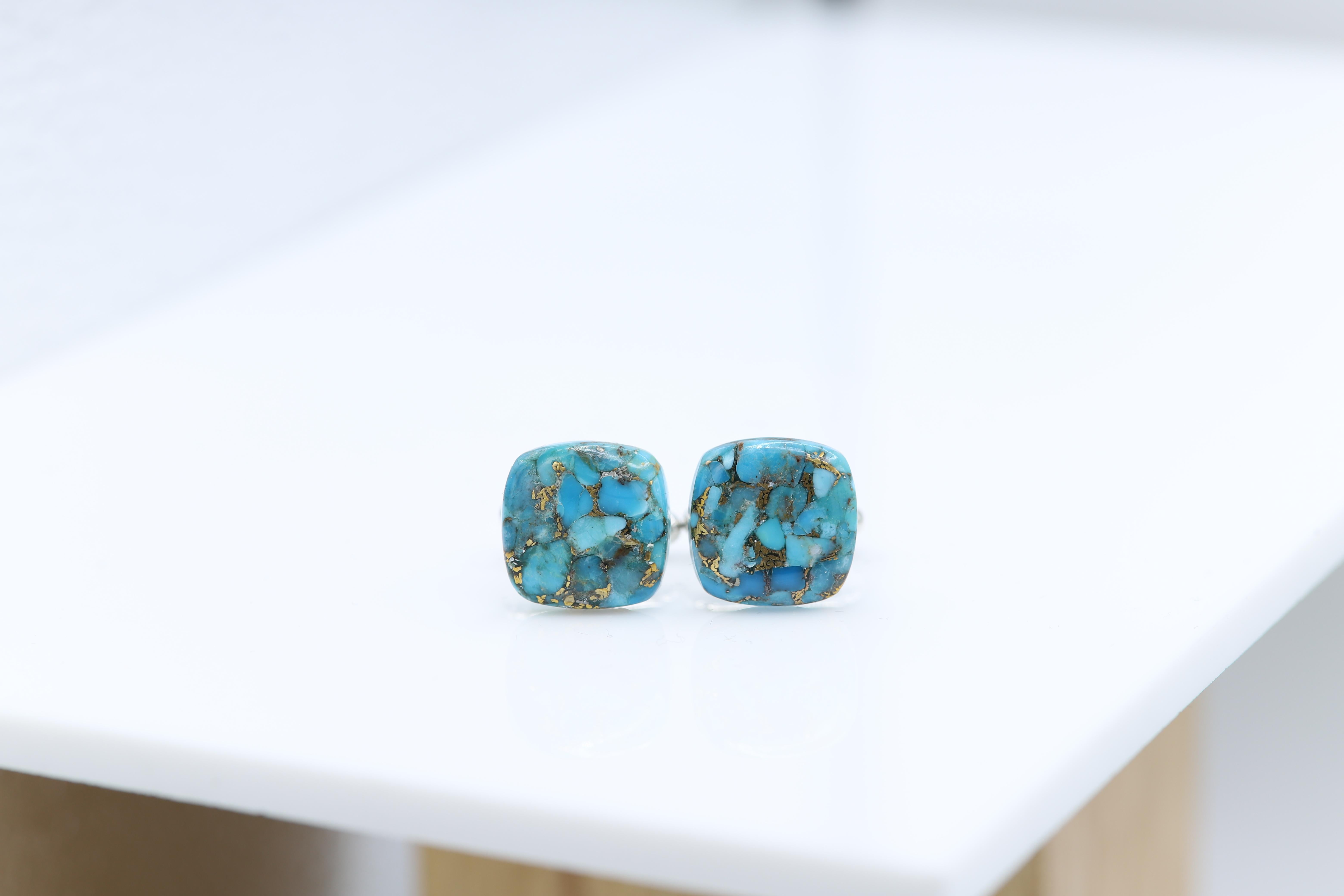 Nouveau bouton de manchette unique pour hommes - pierre naturelle.
Nom de la pierre : « Blue Copper Turquoise » (reconstructié)
Taille approximative 16 mm (square)
Magnifique texture naturelle.
L'imperfection peut exister en raison de formations