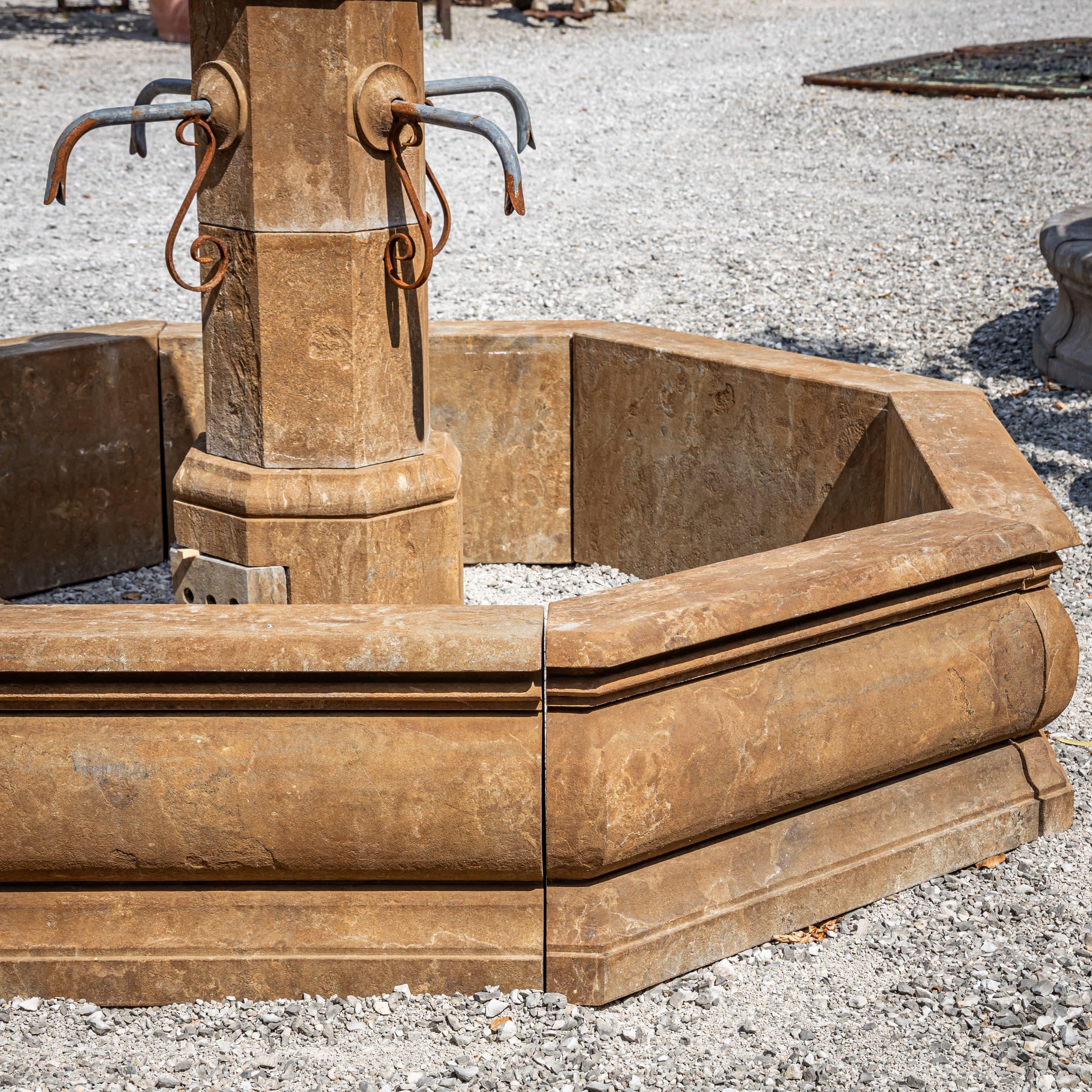 Fuente de piedra natural Siglo XXI y contemporáneo en venta