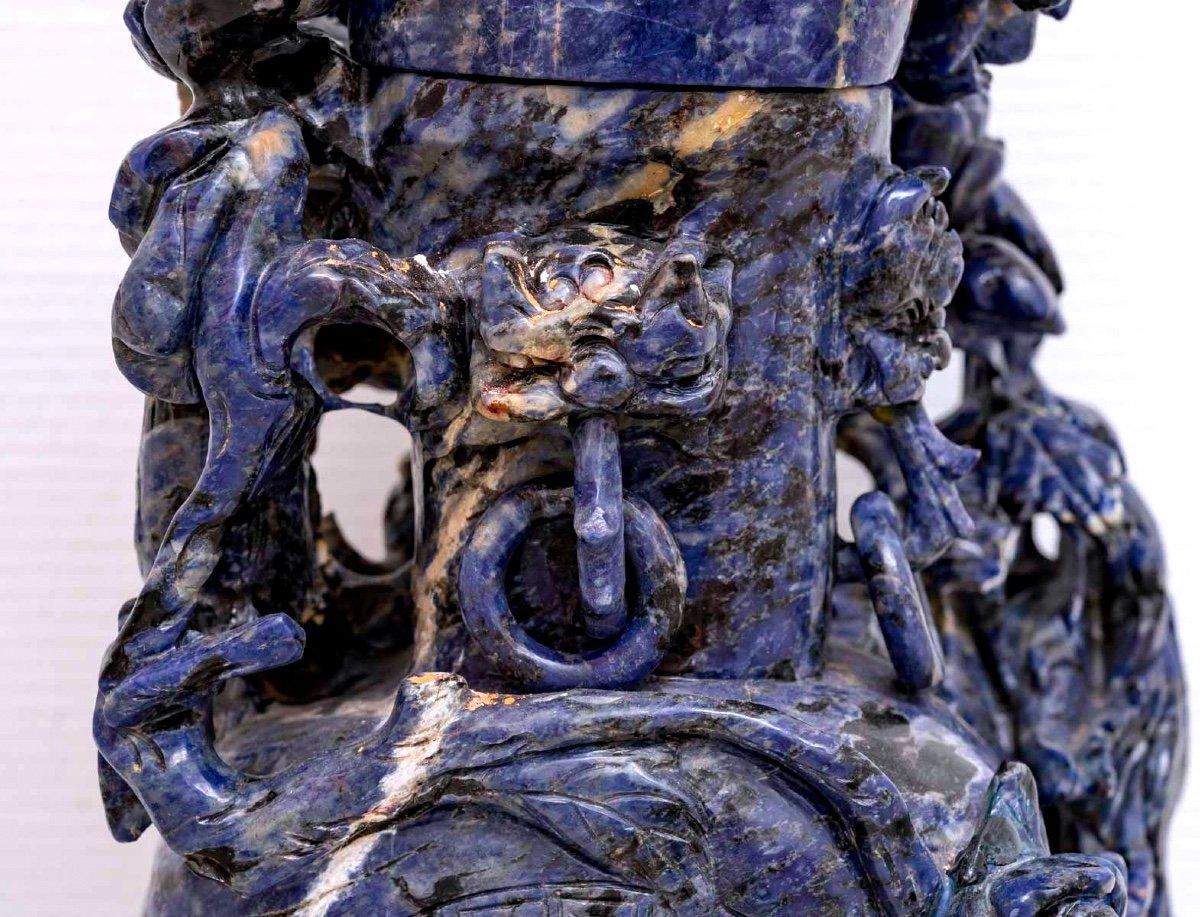 A very fine piece of natural stone, Sodalite, made in China.
Finely chiselled, this large statue depicts a scene of life in which several ancient symbols stand side by side, such as the Phoenix, swallows, a horse, earthly abundance with its