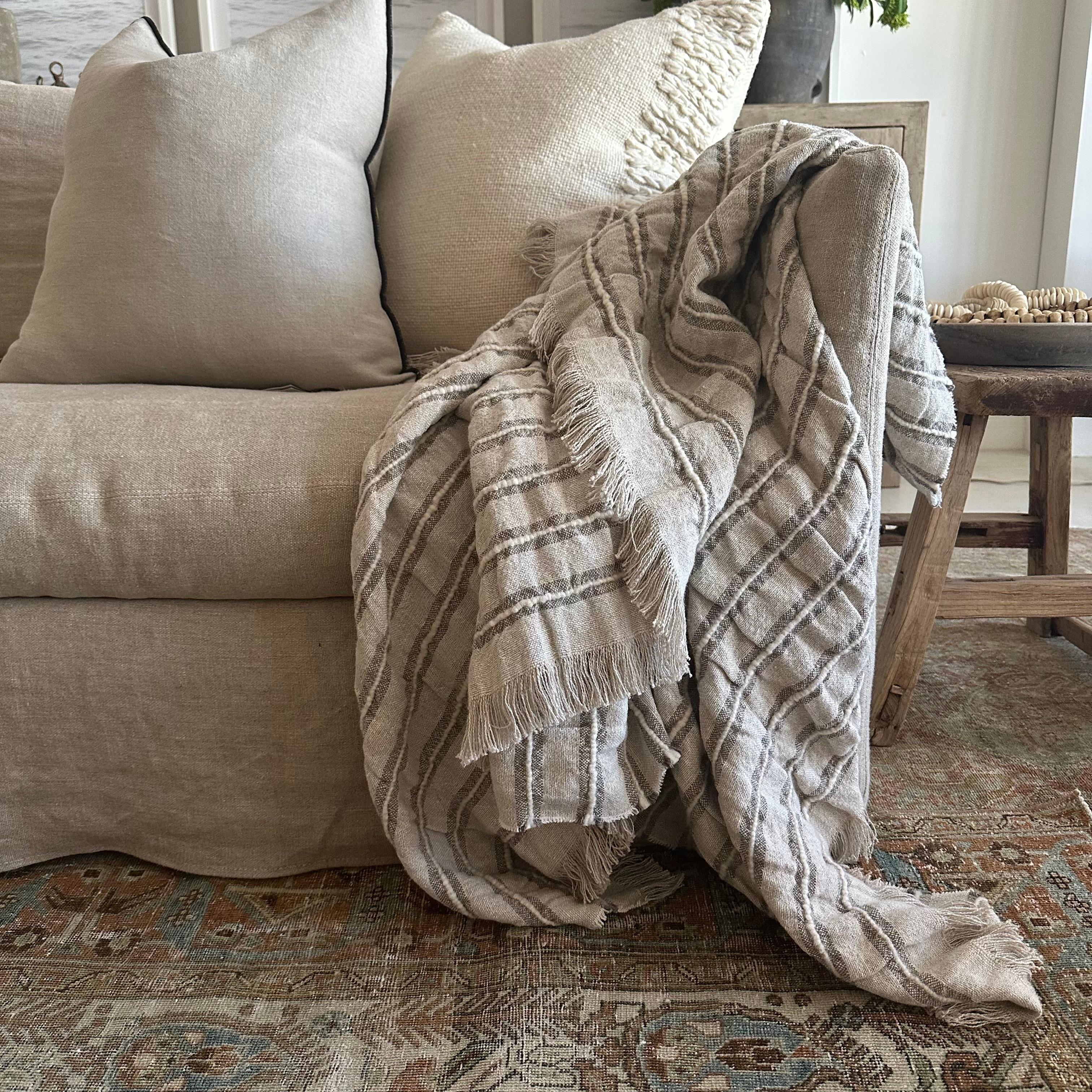 Tessuto in Belgio con tecniche di tessitura tradizionali, il giaciglio di Bloom Home inc. è caratterizzato da una combinazione di lino belga morbido e alpaca lanosa. Questa combinazione di fibre dà vita a un tocco e a un peso squisiti e a una