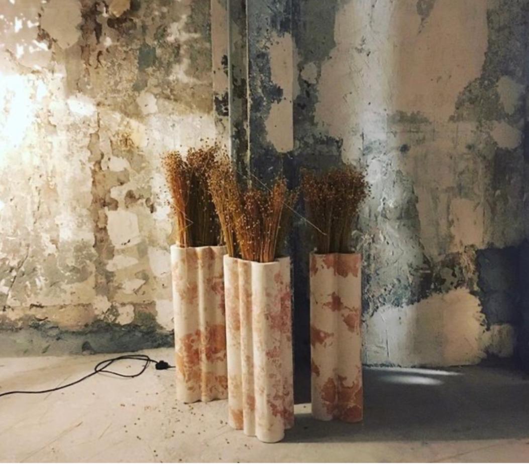 Vaso in stucco-marmo dell'artista francese Amandine Antunez.
Lo stucco-marmo è un'abilità antica di 300 anni.
Realizzato con gesso, colla naturale e pigmento naturale.