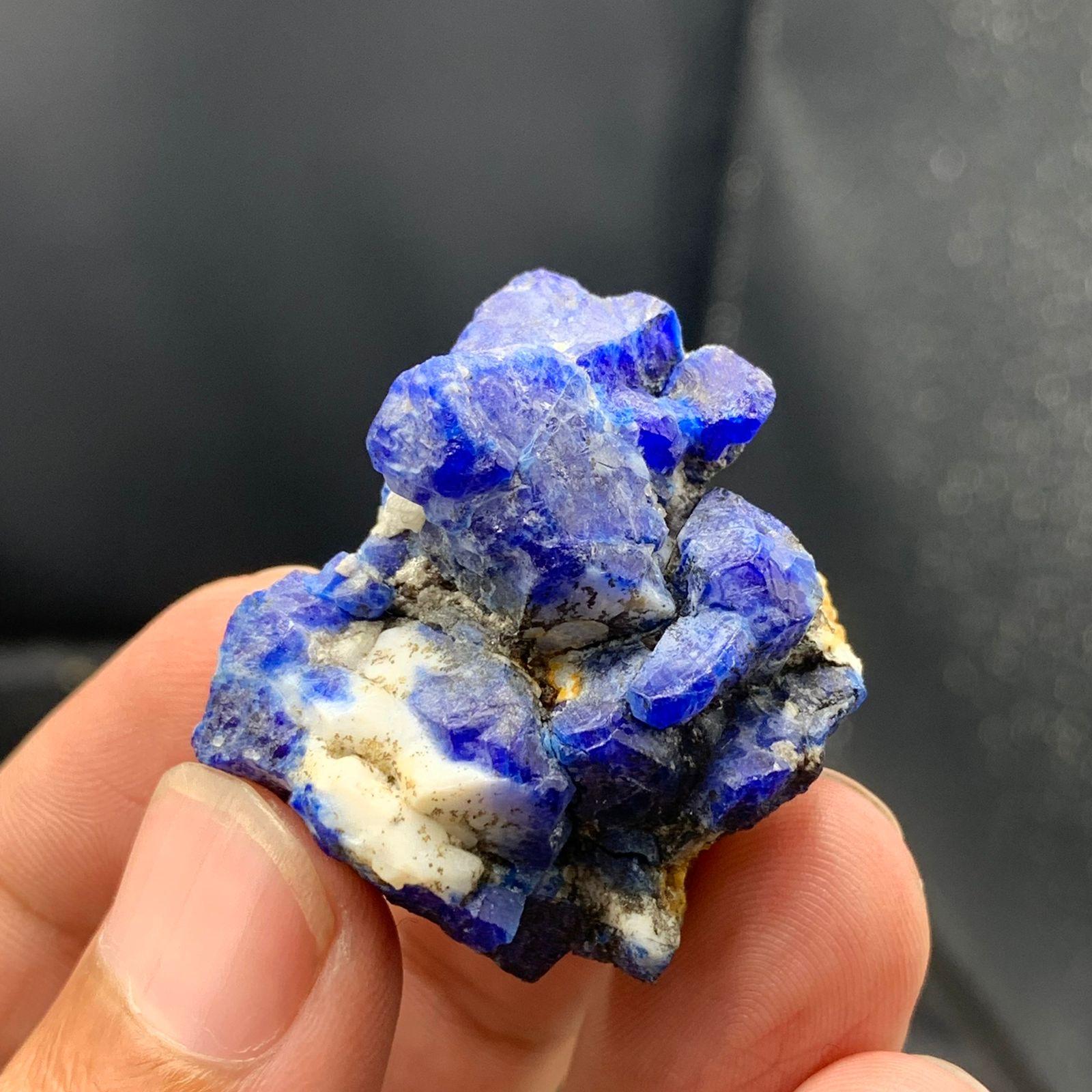 INFORMAZIONI SUL PRODOTTO:

Tipo di campione: Specimen di azzurrite
Peso: 21,06 grammi
Dimensioni: H: 3,6 x L: 3,4 x P: 2,1 Cm
Origine: Afghanistan 
Trattamento: Nessuno

DESCRIZIONE: 

Un campione naturale di azzurrite proveniente dall'Afghanistan