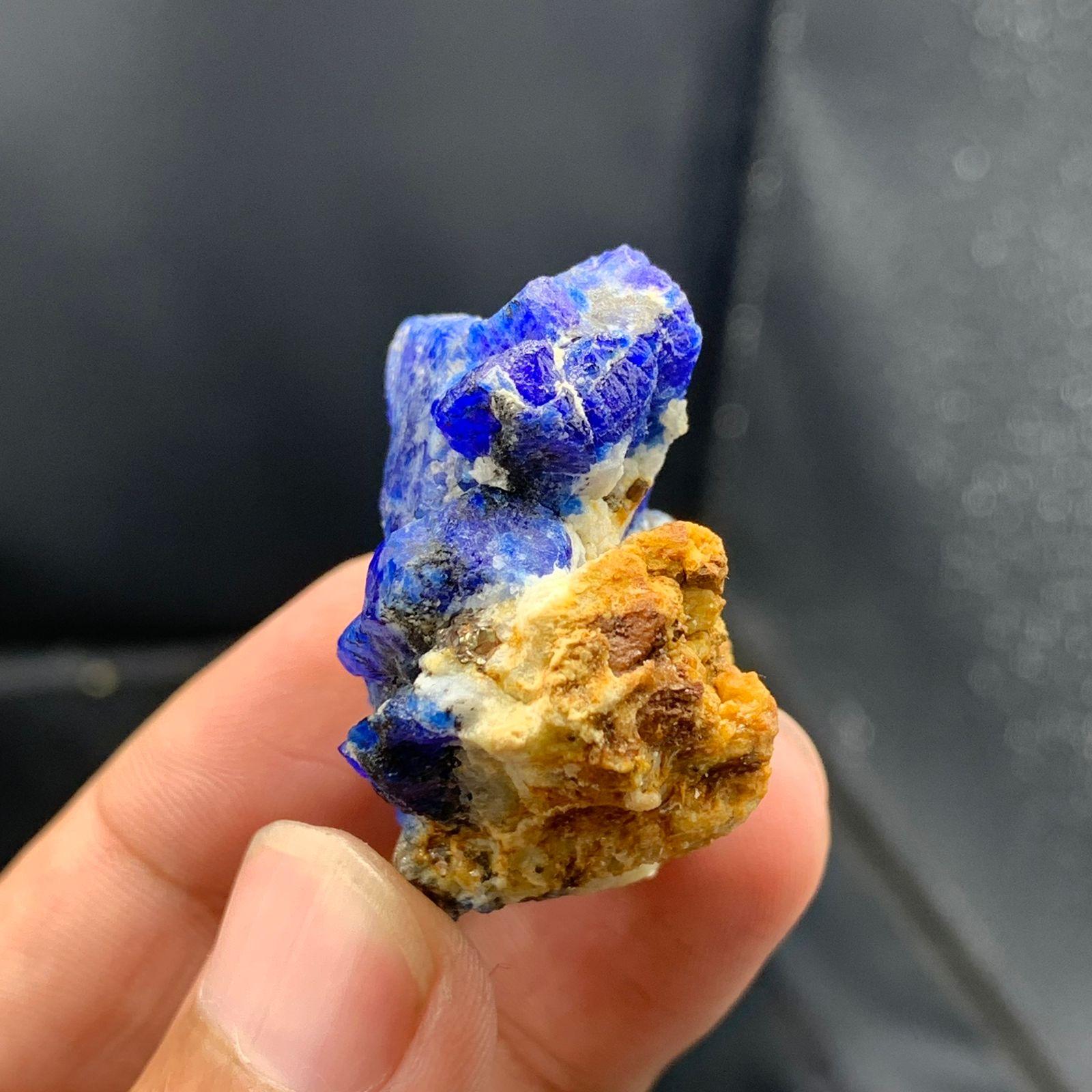 Stile Adam Nature Splendido esemplare di azzurrite blu proveniente dall'Afghanistan in vendita