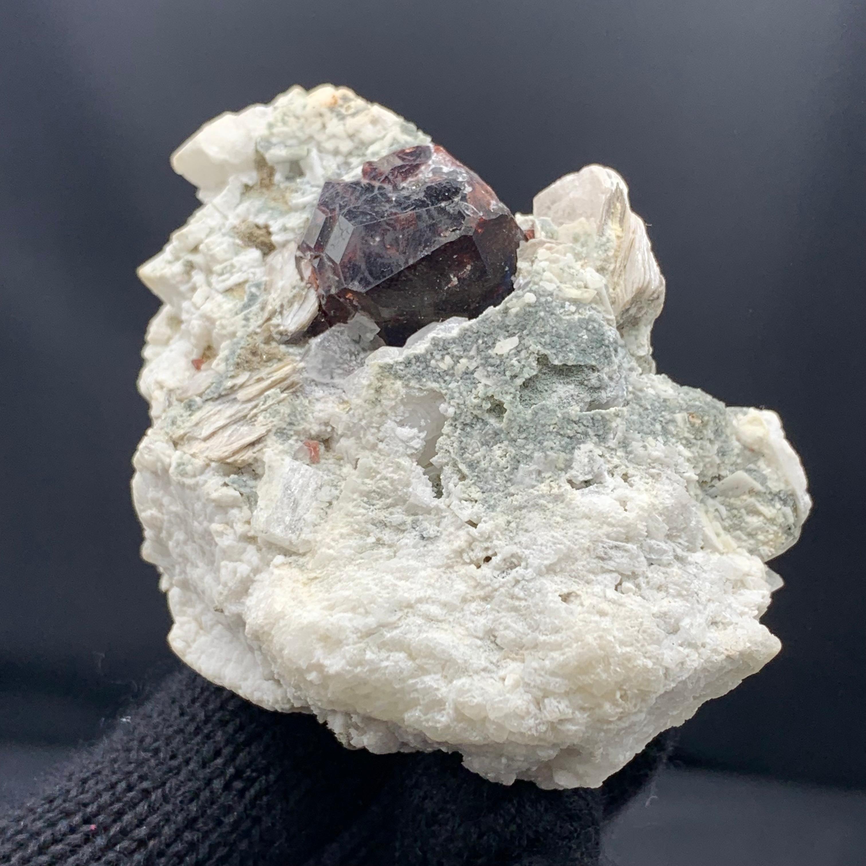 Nature splendido granato spessartite e moscovite attaccato con Matrix in vendita 3