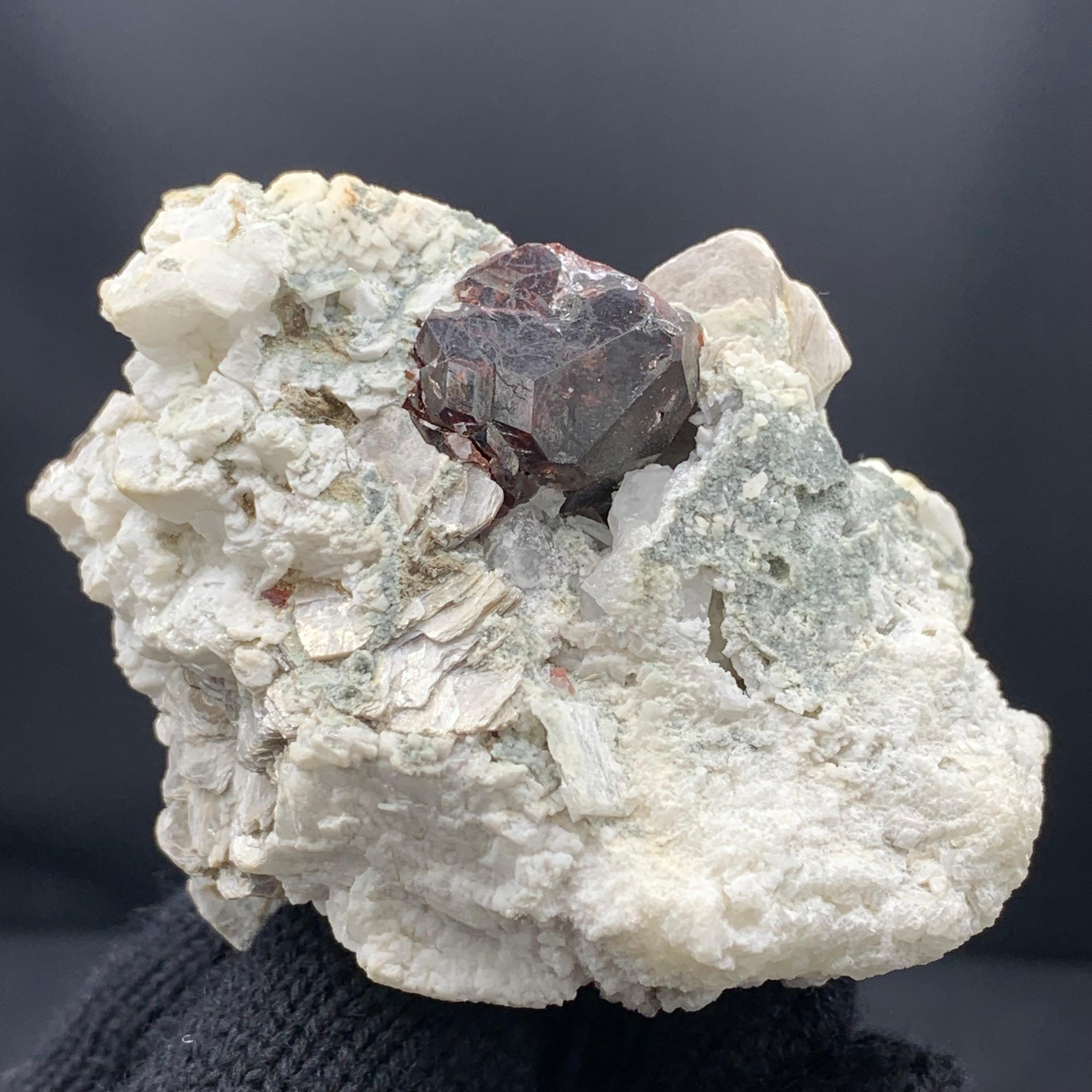 Nature splendido granato spessartite e moscovite attaccato con Matrix in vendita 4